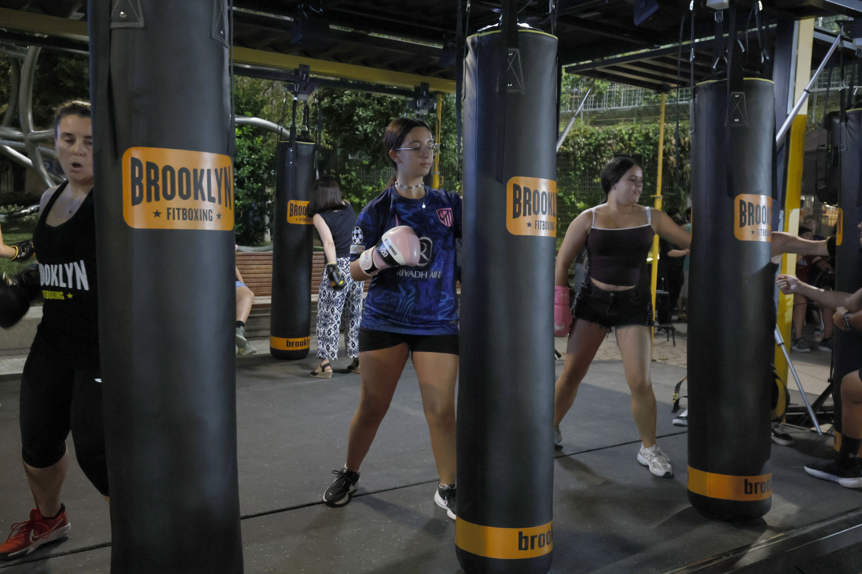 Niños golpeando al saco en Brooklyn Fitboxing RAFA CASAL