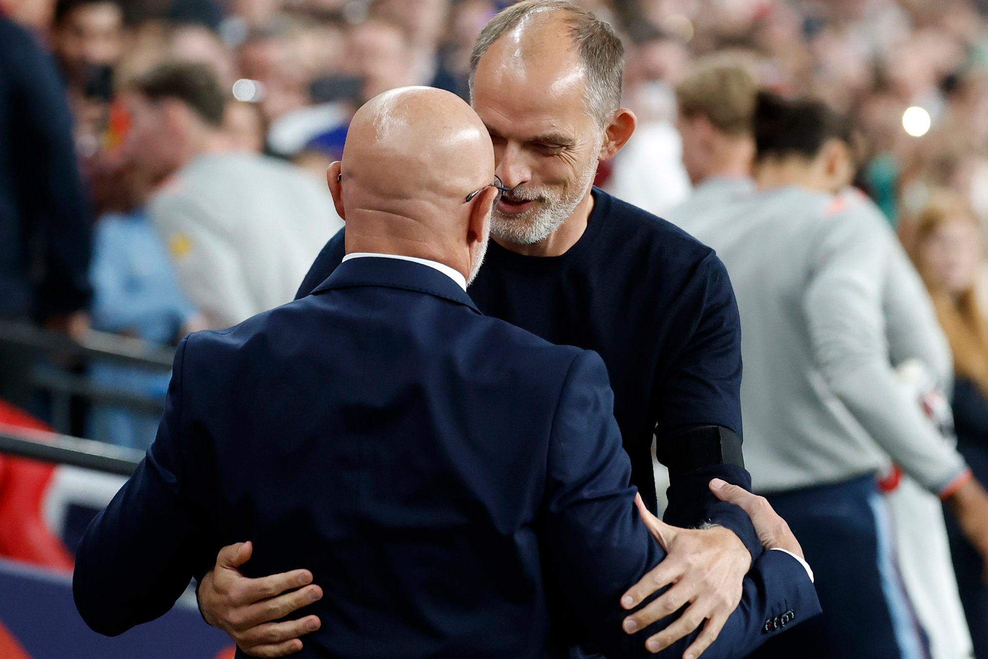 Tuchel abraza a De la Fuente tras el partido.