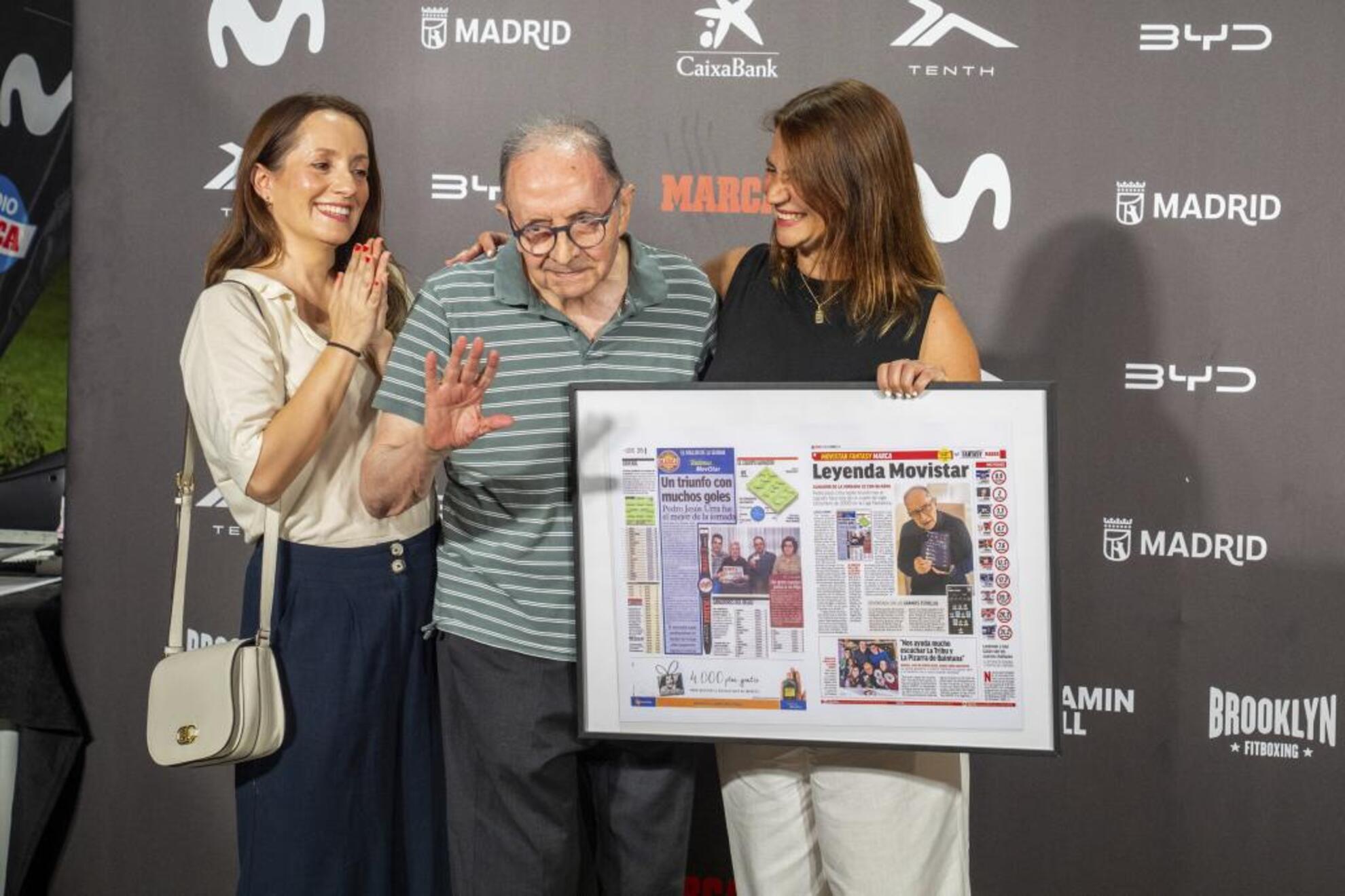 Maria Jesús Urra, su padre Pedro Jesús y Laura del Campo, jefa de medios de Movistar.