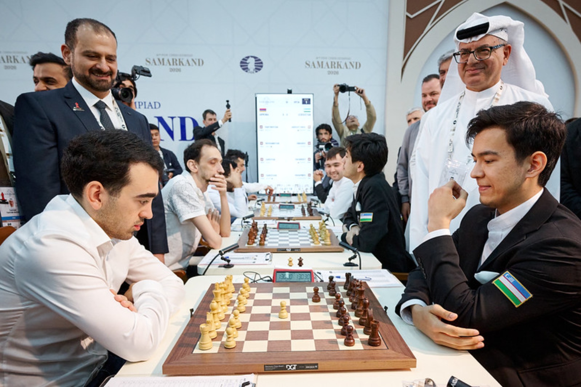 Un instante del duelo Armenia-Uzbekistán Foto: FIDE
