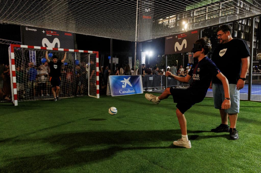 Lanzamientos a ciegas en La Noche del Deporte. APO CABALLERO