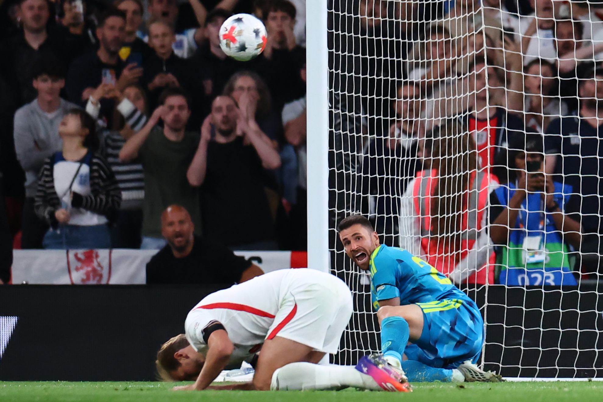 Harry Kane, desolado tras fallar el penalti en Wembley. CHEMA REY