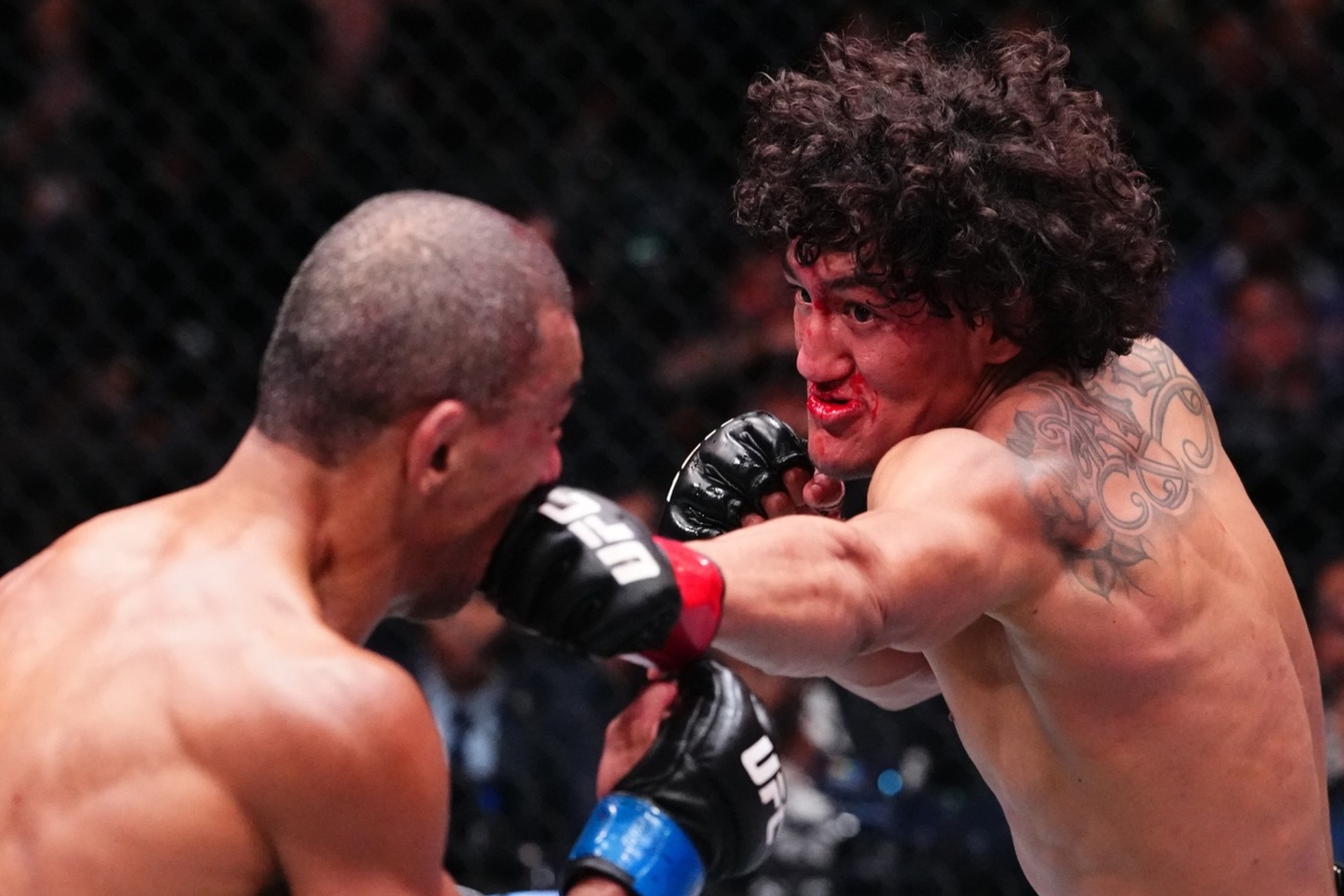 Raúl Rosas Jr. golpeando a Raoni Barcelos.