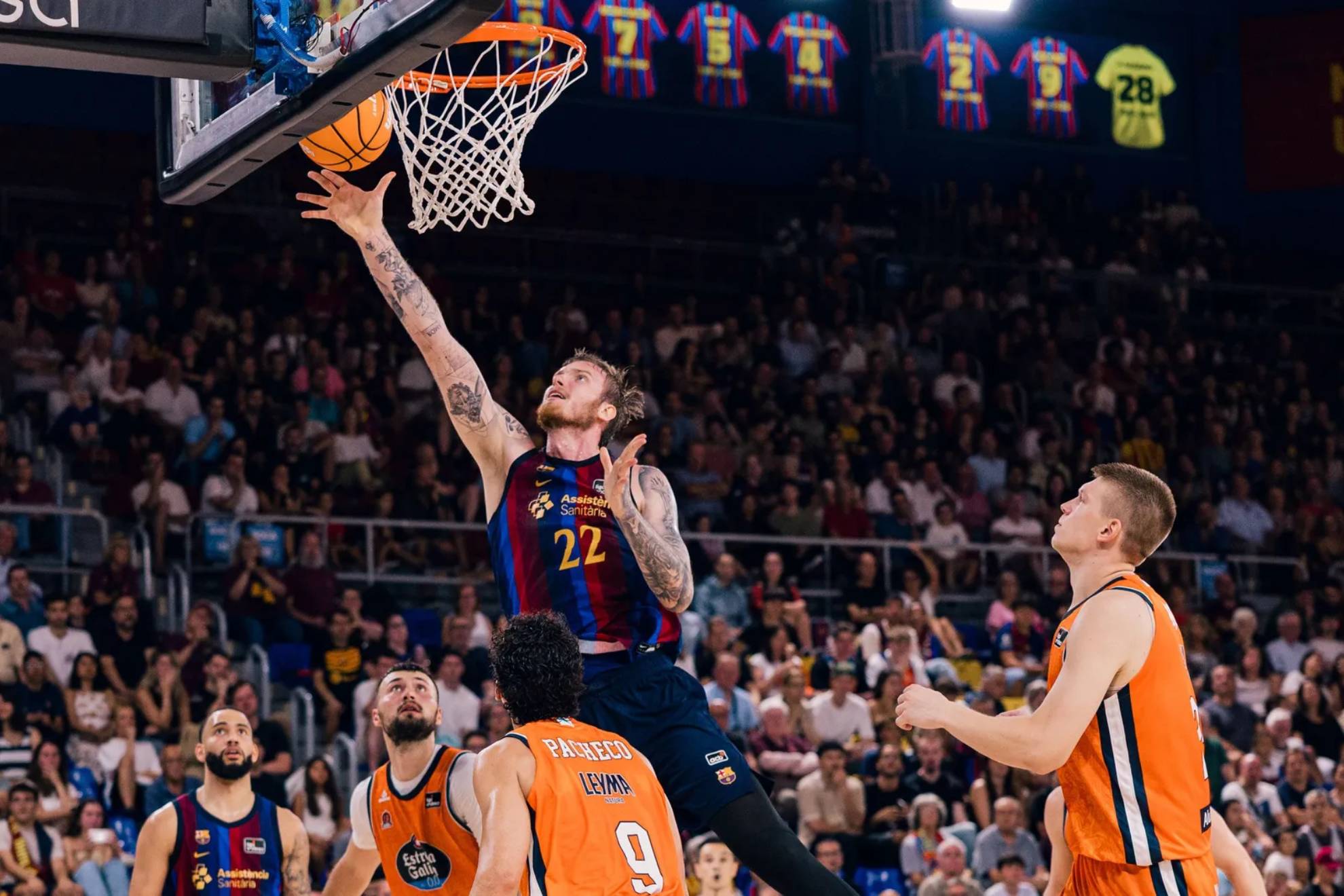 Olek Balcerowski hace una bandeja en el partido ante el Leyma Coruña. ACB PHOTO