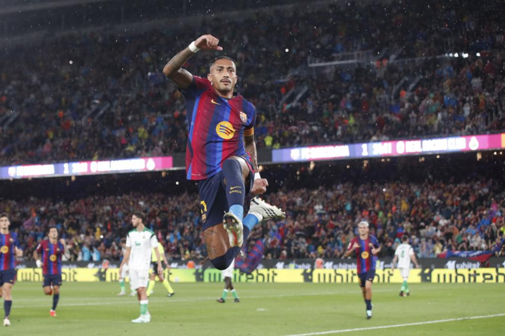 Raphinha celebra un gol, esta temporada. FRANCESC ADELANTADO