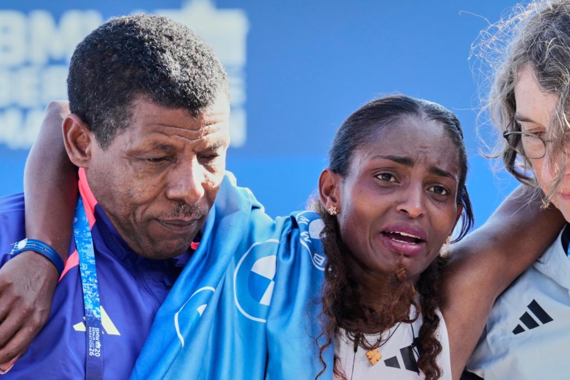 Haile Gebrselassie ayuda a Assefa LAPRESSE