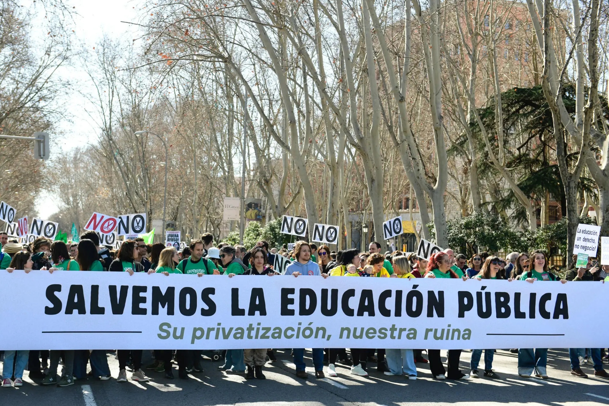 Miles de personas se concentran en Madrid en defensa de la educación pública y como antesala de la huelga de octubre EFE
