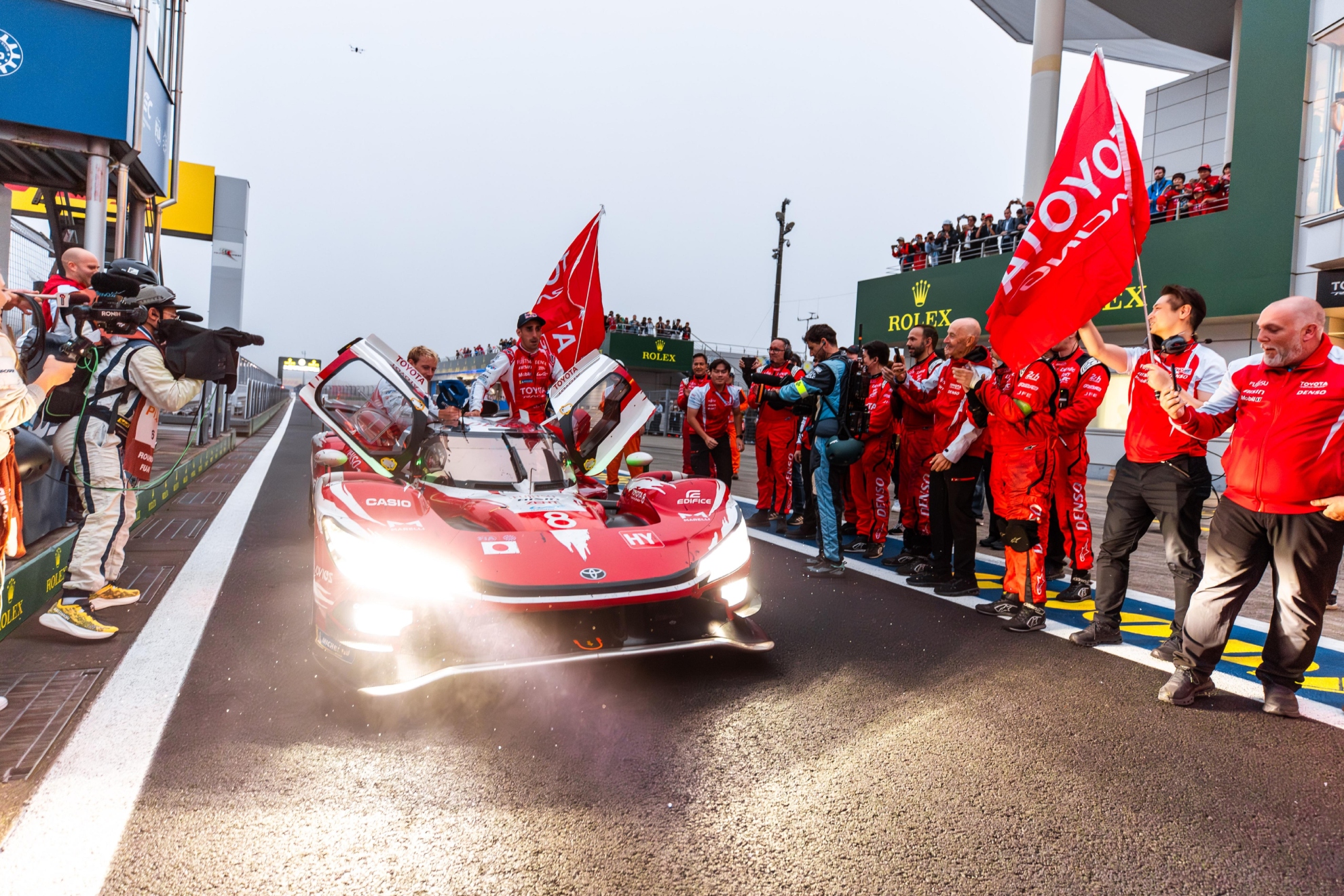 Los integrantes del Toyota #8 celebran el triunfo en Fuji.
