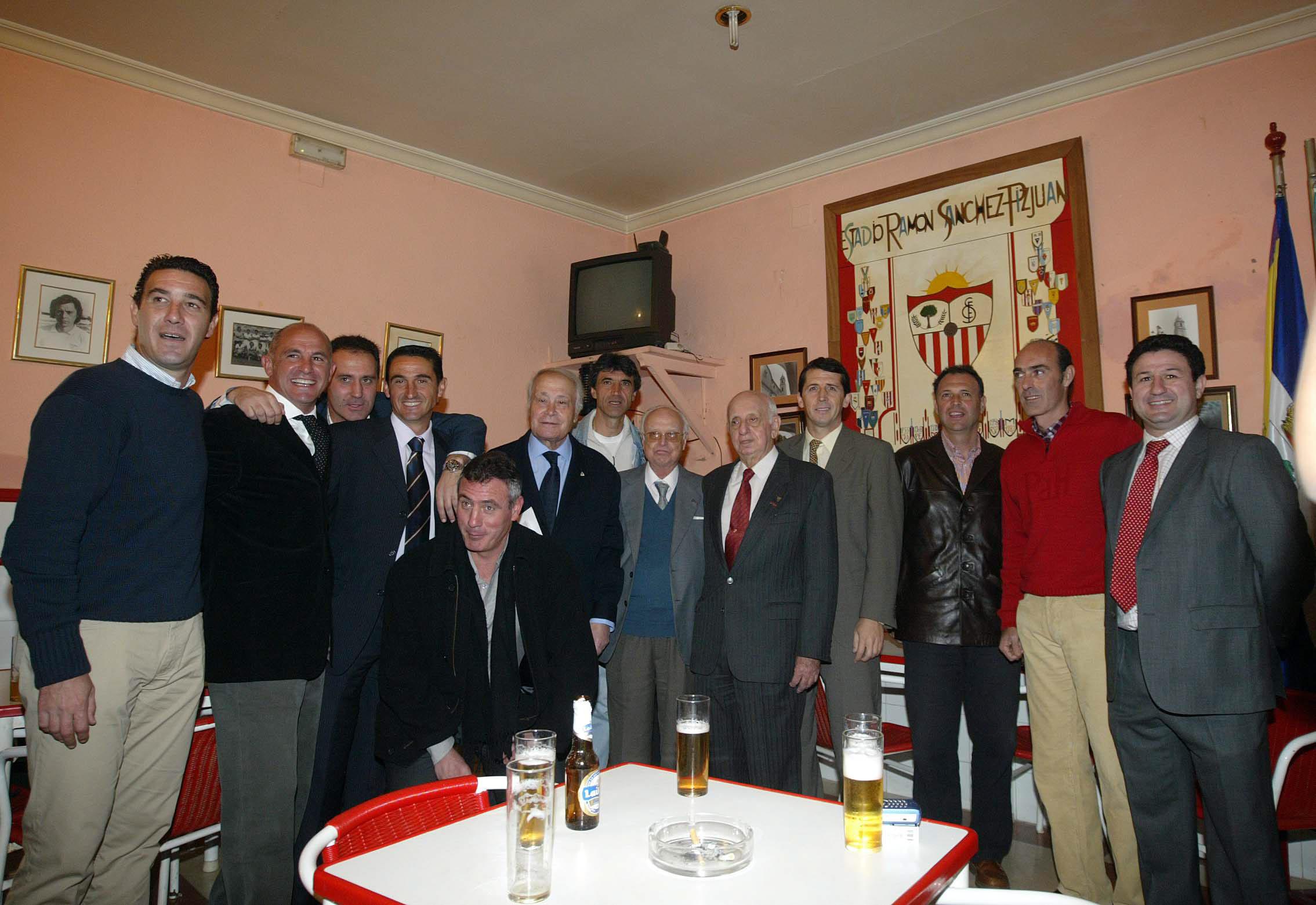 De la Fuente, segundo de izquierda a derecha, en una reunión de leyendas sevillistas. KIKO HURTADO
