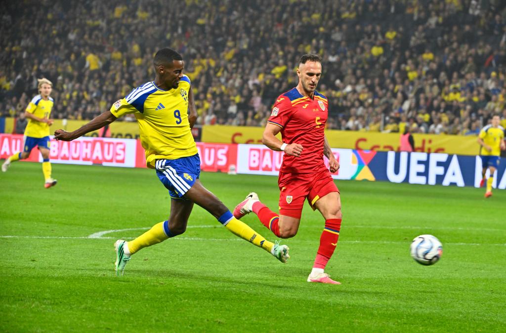 Alexander Isak remata en el encuentro ante Rumanía.