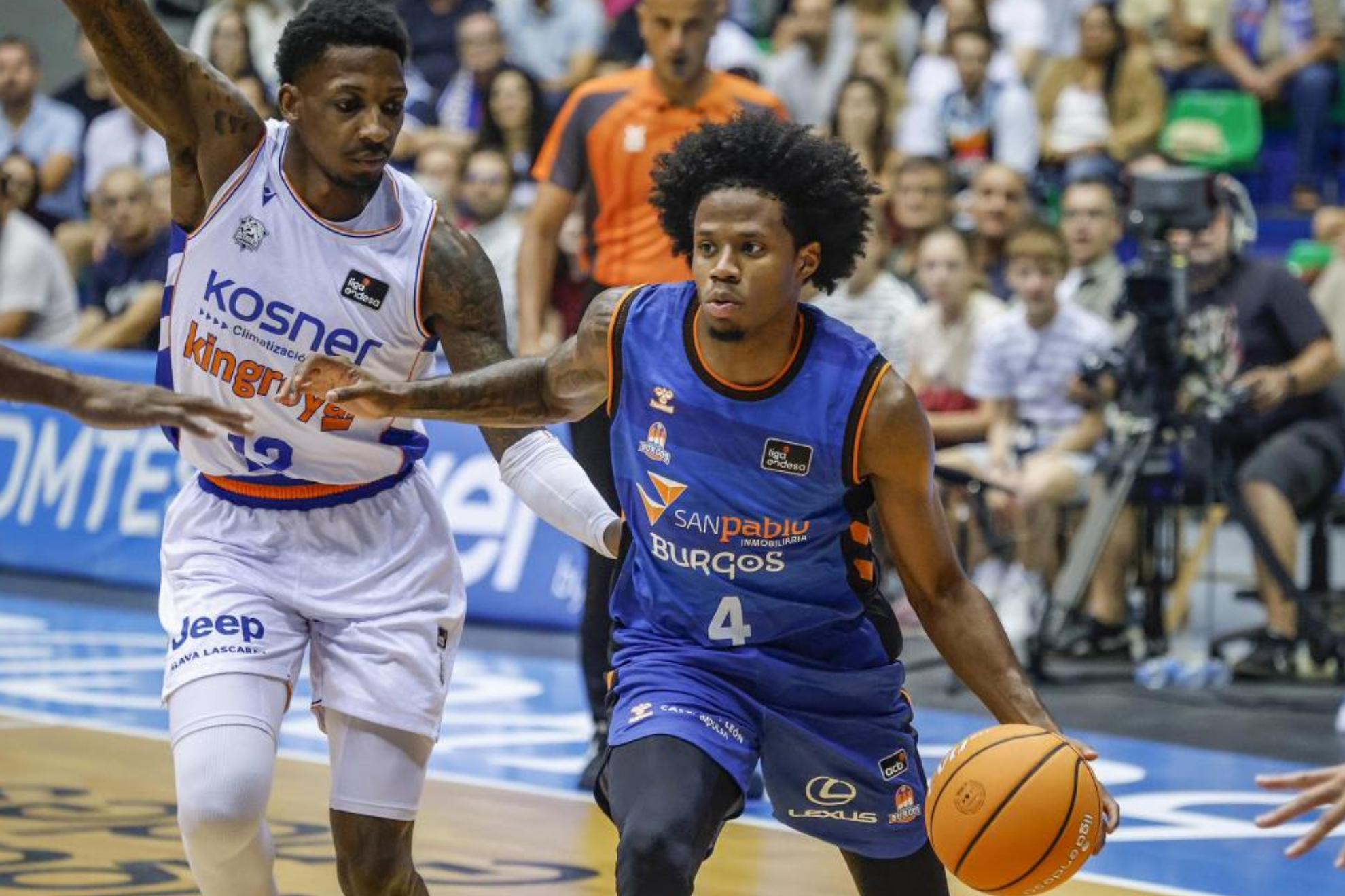 DJ Steward bota el balón ante Damion Baugh. EFE.