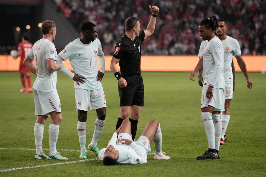 Mbappé se duele en el suelo tras marcar un gol ante Turquía.