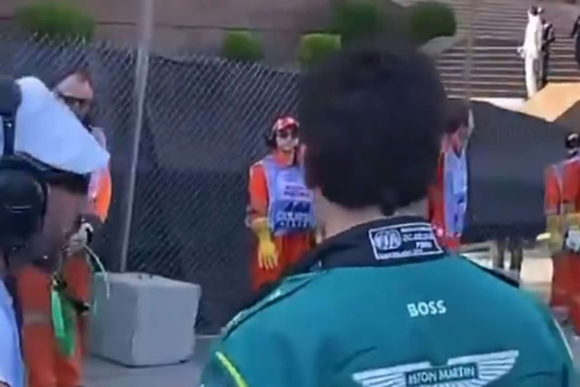 Stroll, con el comisario de pista en Bakú.