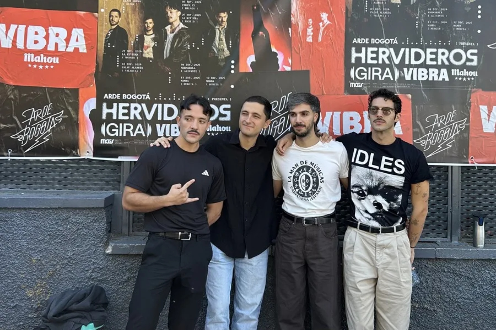 Los componentes de Arde Bogotá posan en la Sala La Riviera el día de la venta de las entradas físicas para su gira. EFE