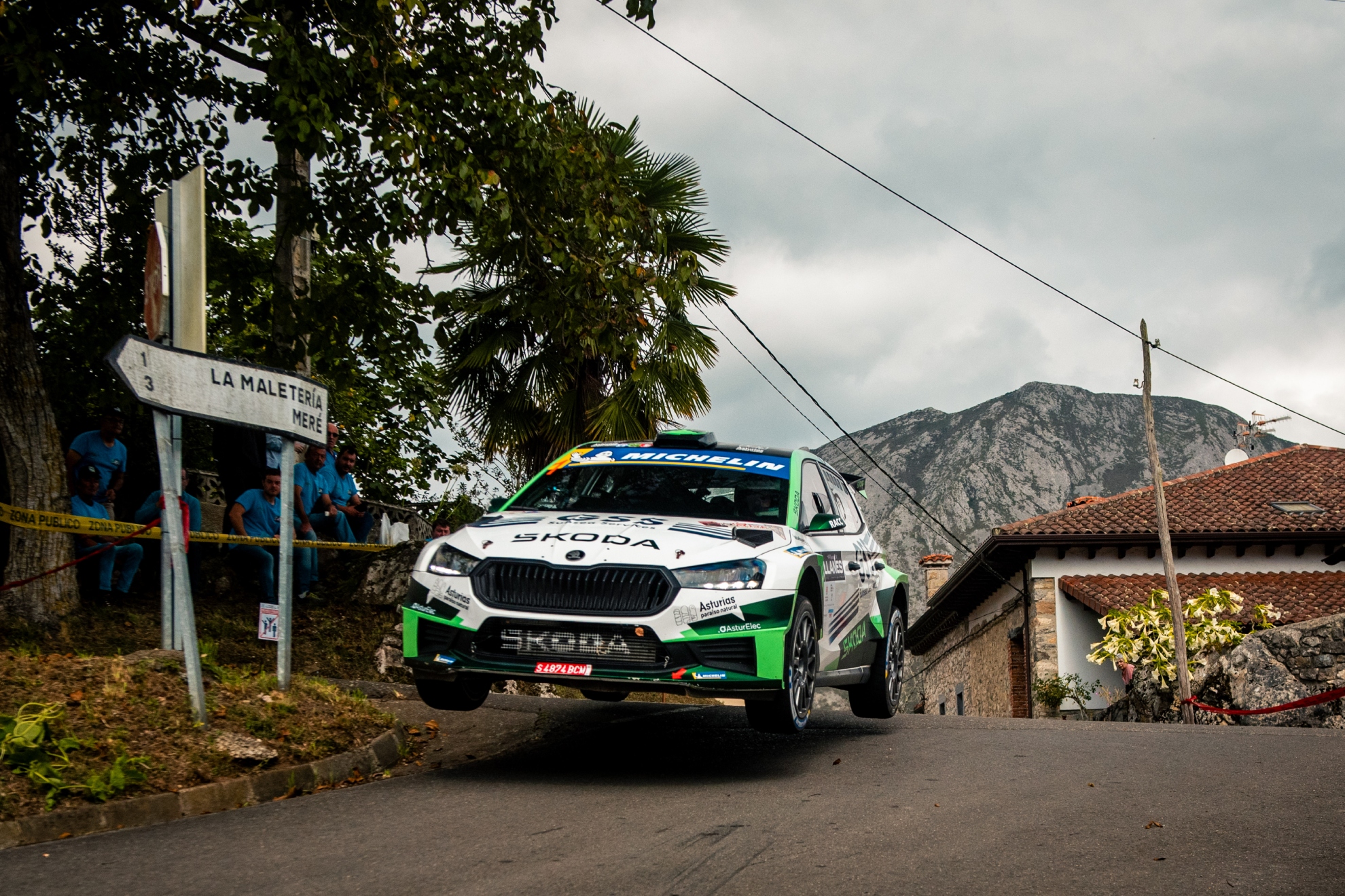 'Cohete' y su Skoda sobrevolando en un rasante.
