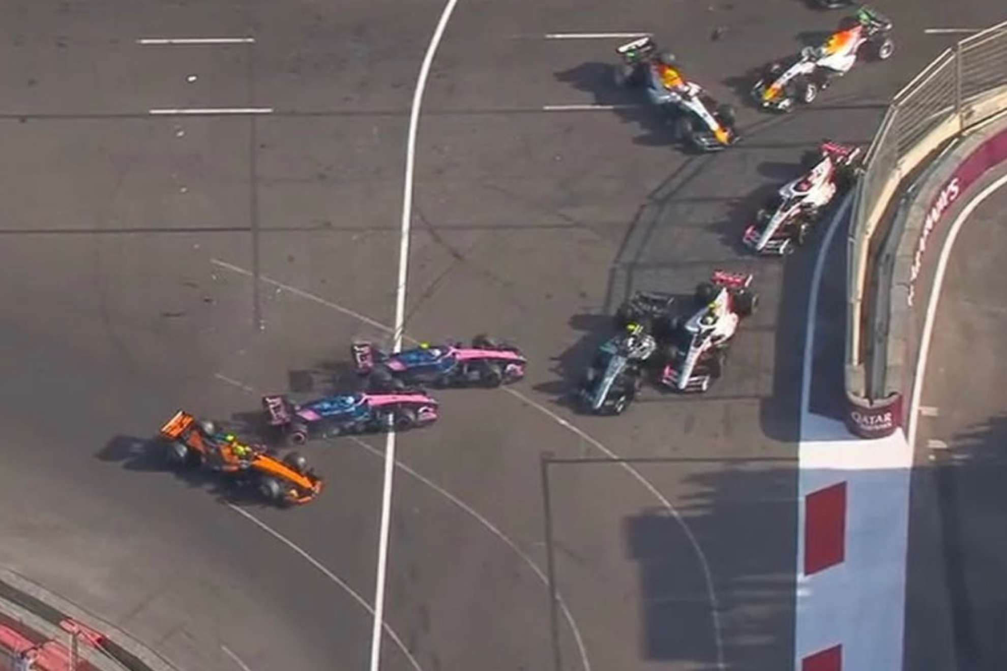 Imagen de los coches, tras el 'Colapinto crash' en la curva 1 de Bakú.