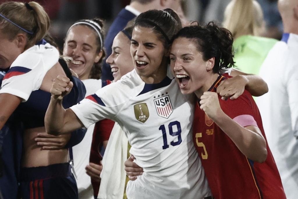 Alba Redondo e Ivana Andrés celebran una victoria ante Estados Unidos en El Sadar
