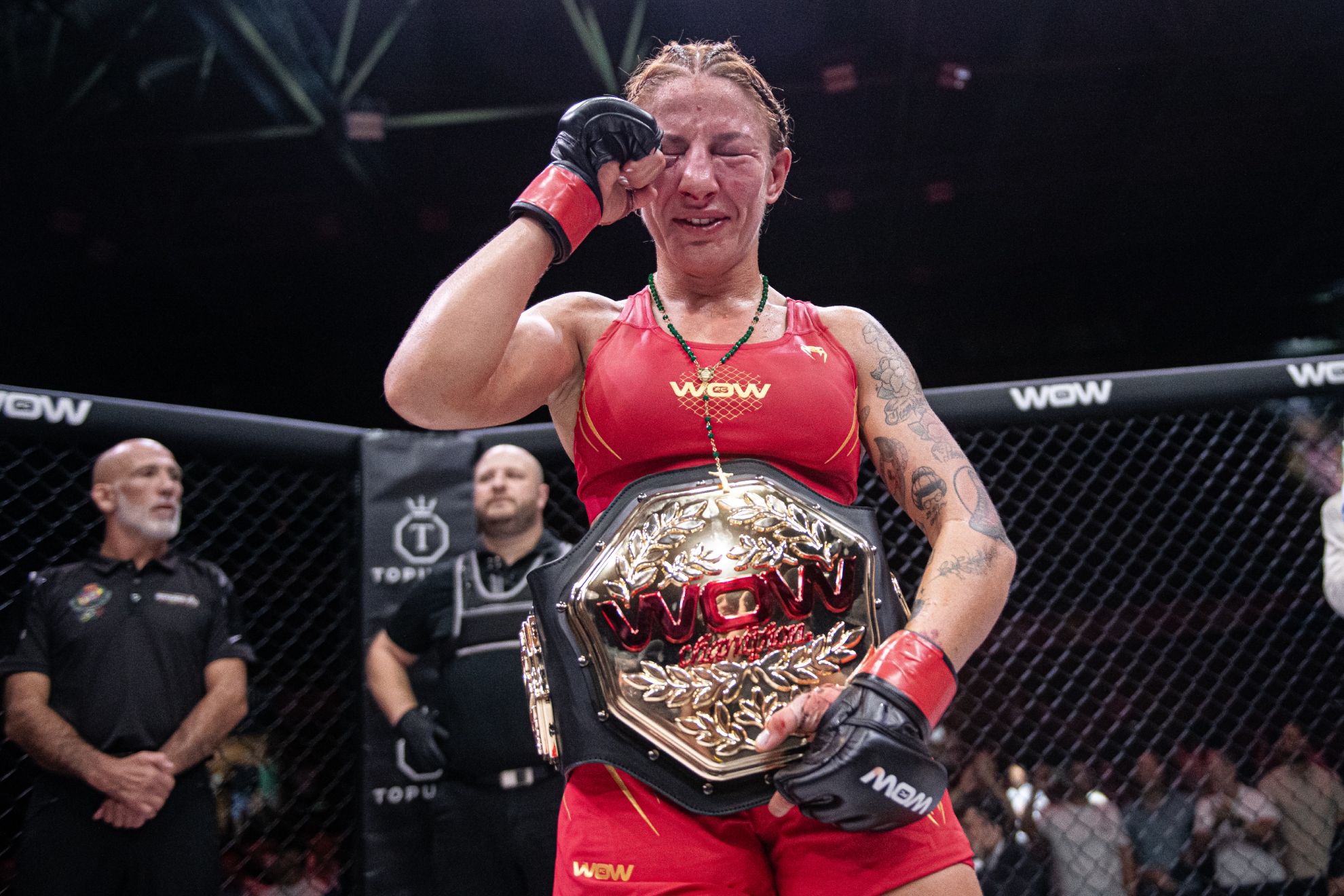 Sara Viéitez tras ganar el cinturón en WOW 32 Sevilla. WOW FC.