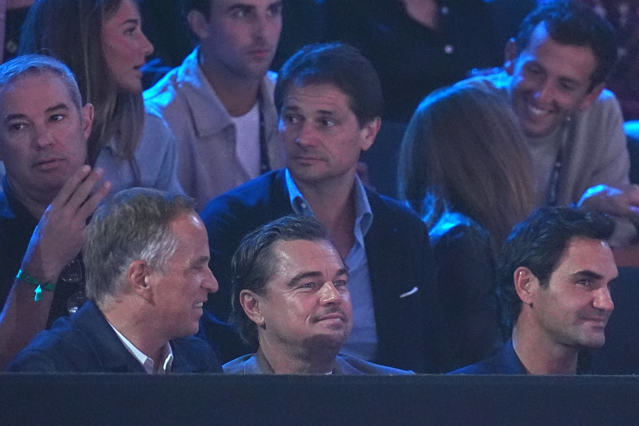 Leonardo DiCaprio al lado de Federer. Maja Smiejkowska