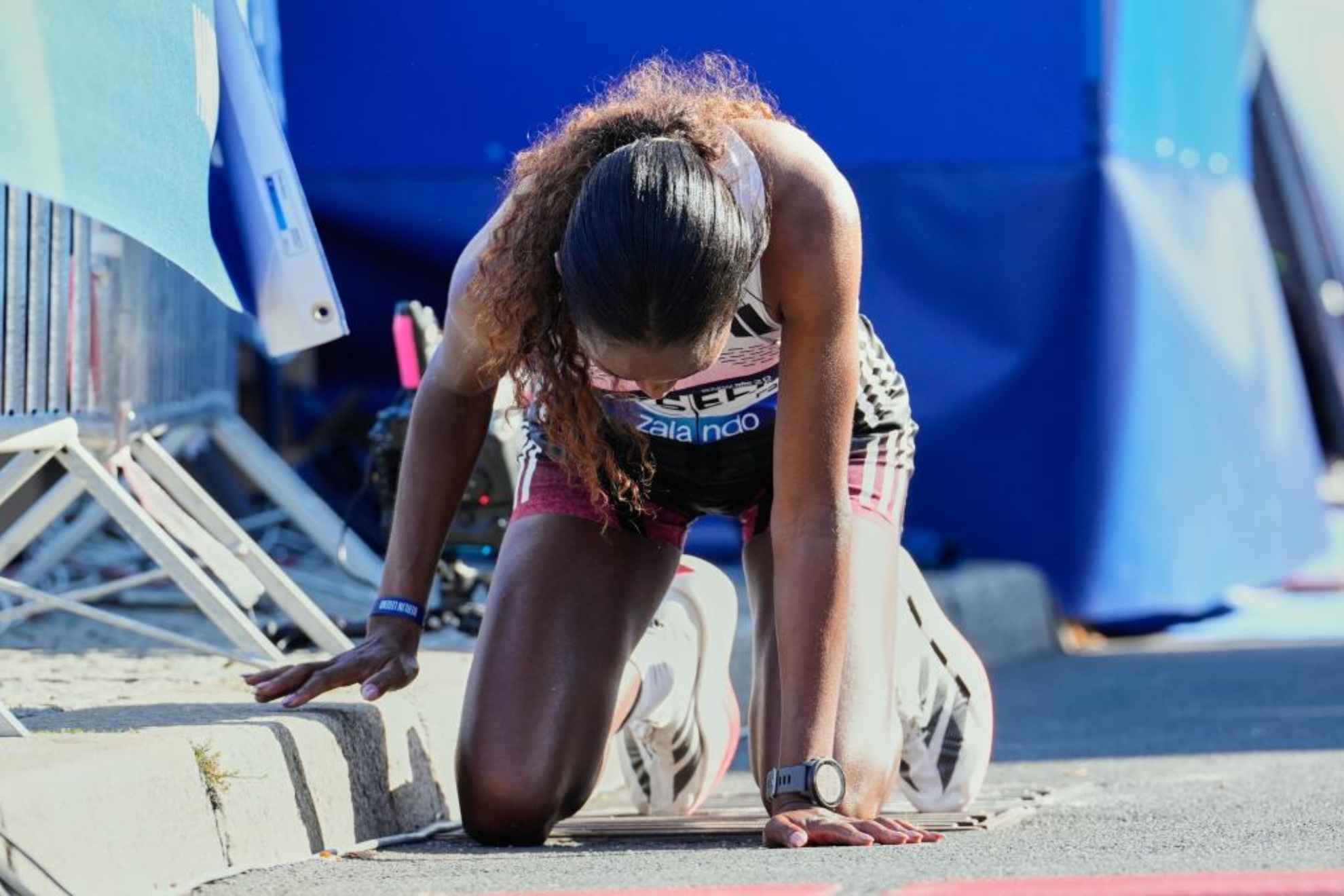 Assefa cae tras cruzar la meta en Berlín