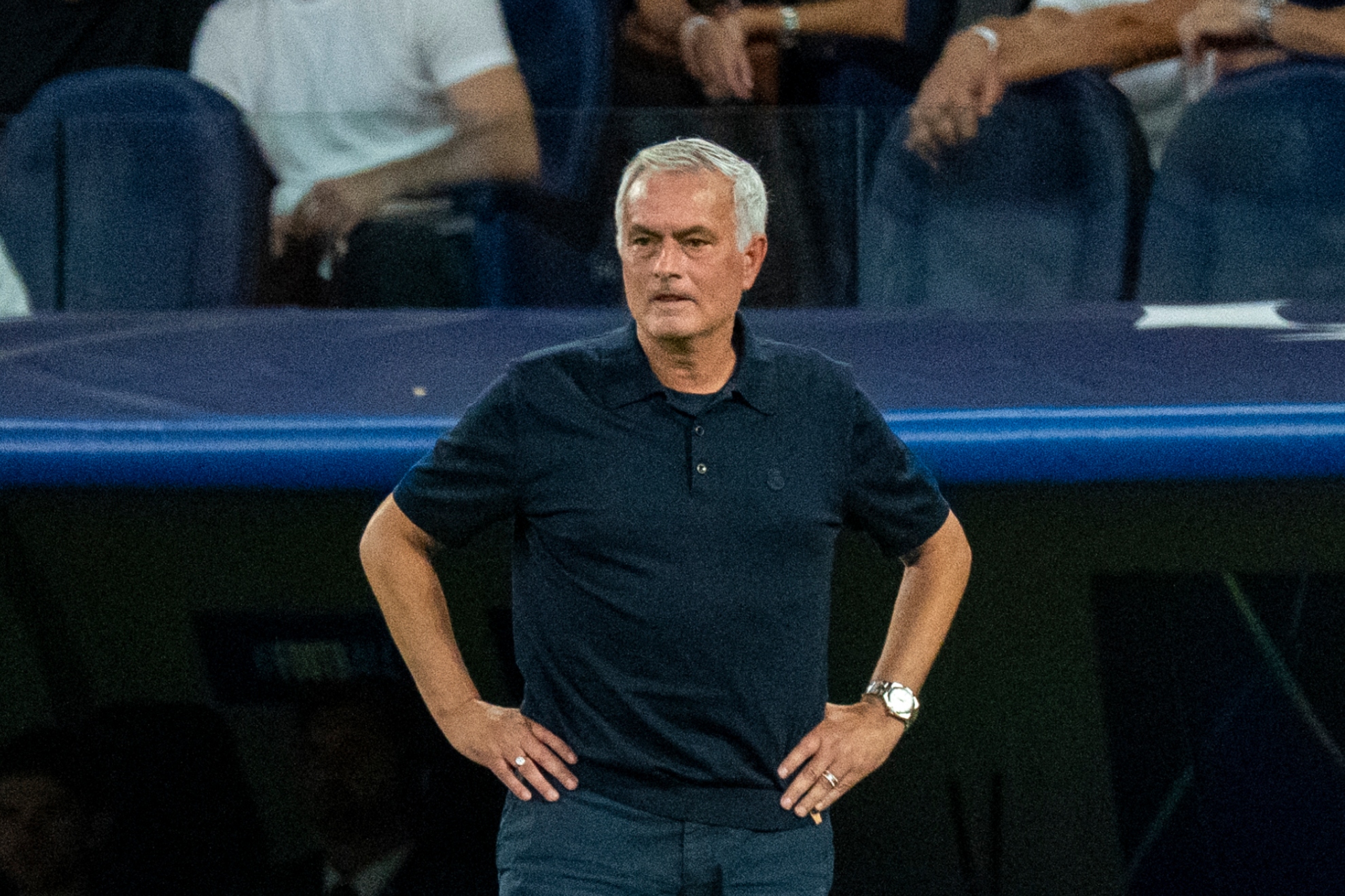 Mourinho, en el área técnica del Bernabéu. PABLO MORENO