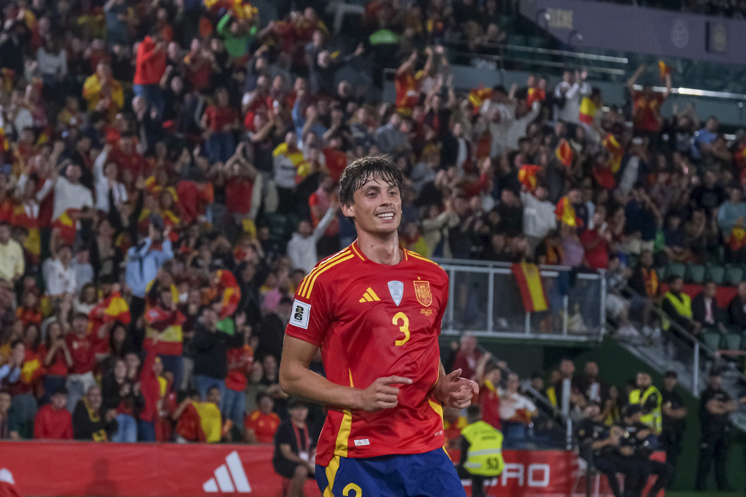 El defensa de España Robin Le Normand en el partido de fútbol de la fase de clasificación para el Mundial que los combinados nacionales de España y Georgia disputan este sábado en el estadio Martínez Valero de Elche. EFE / Pablo Miranzo.