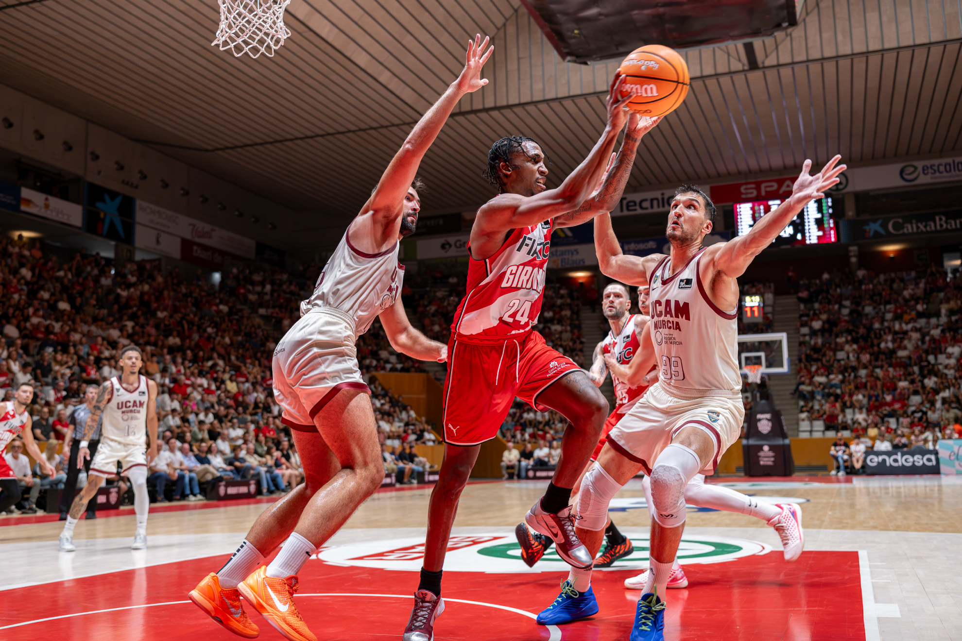 Jassel Pérez trata de sacar un balón de la zona. ACB PHOTO.