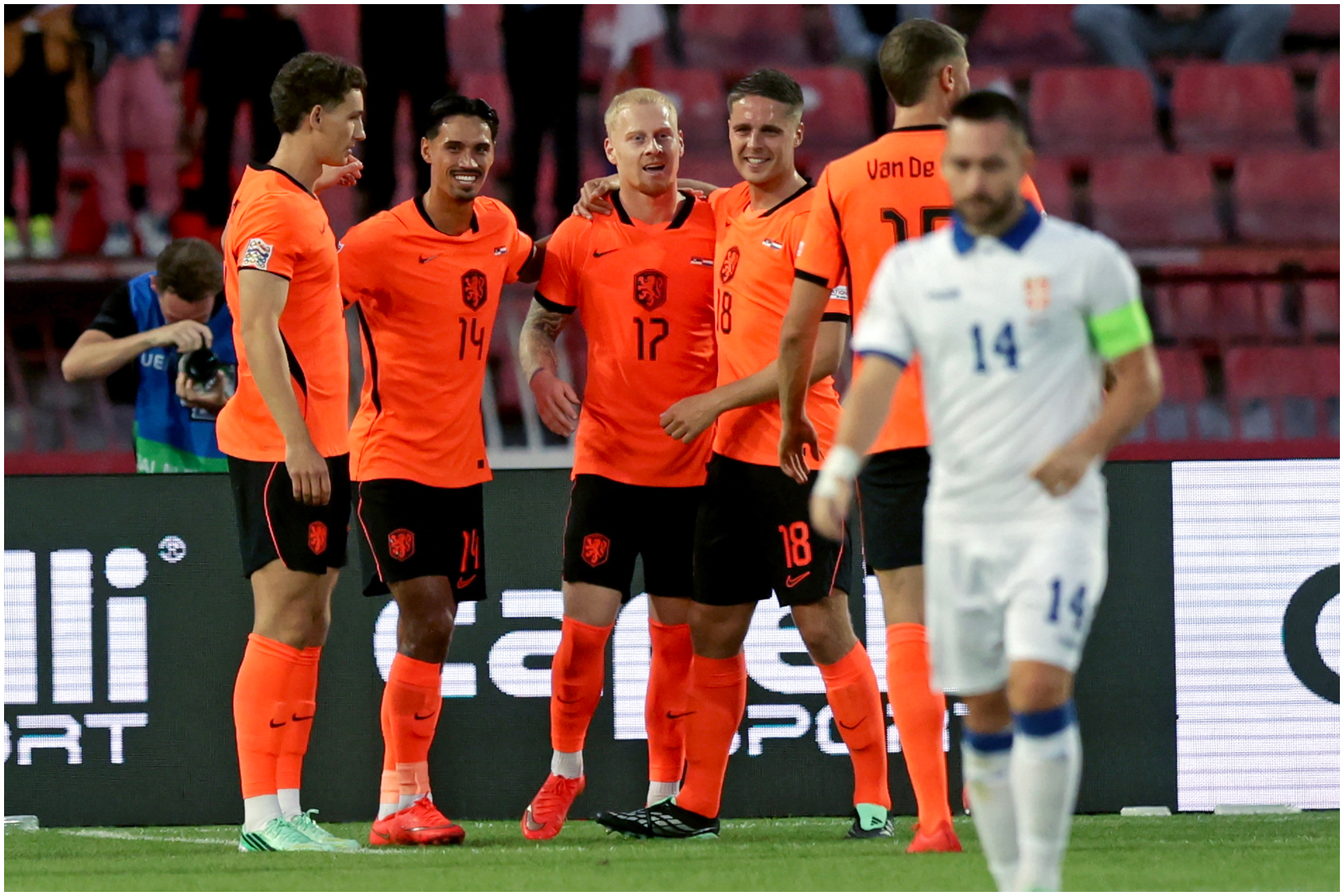 Meerdink celebra uno de sus goles con sus compañeros.