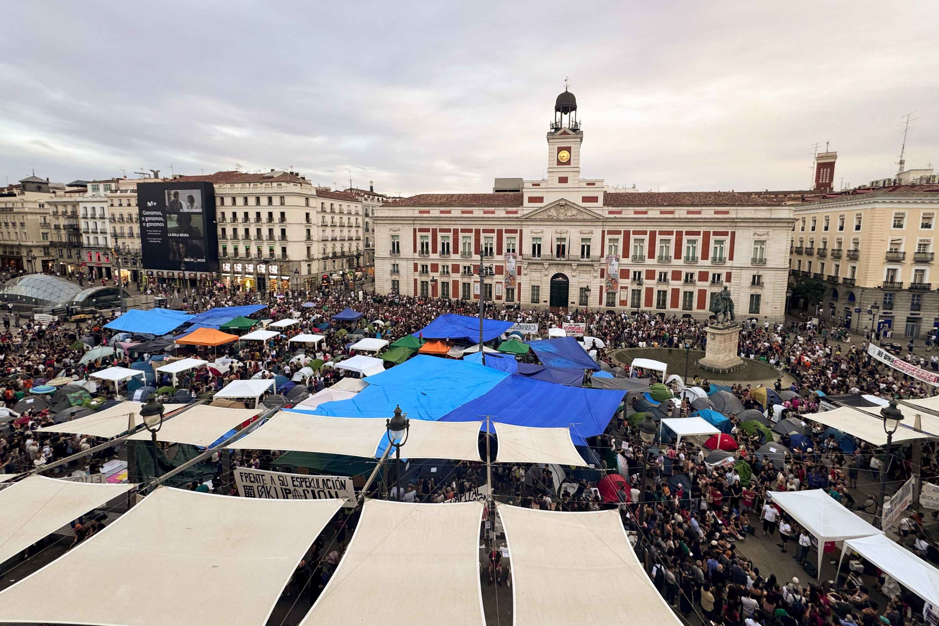 Vista panorámica esta tarde de la Puerta del Sol de Madrid repleta de tiendas de campaña. EFE