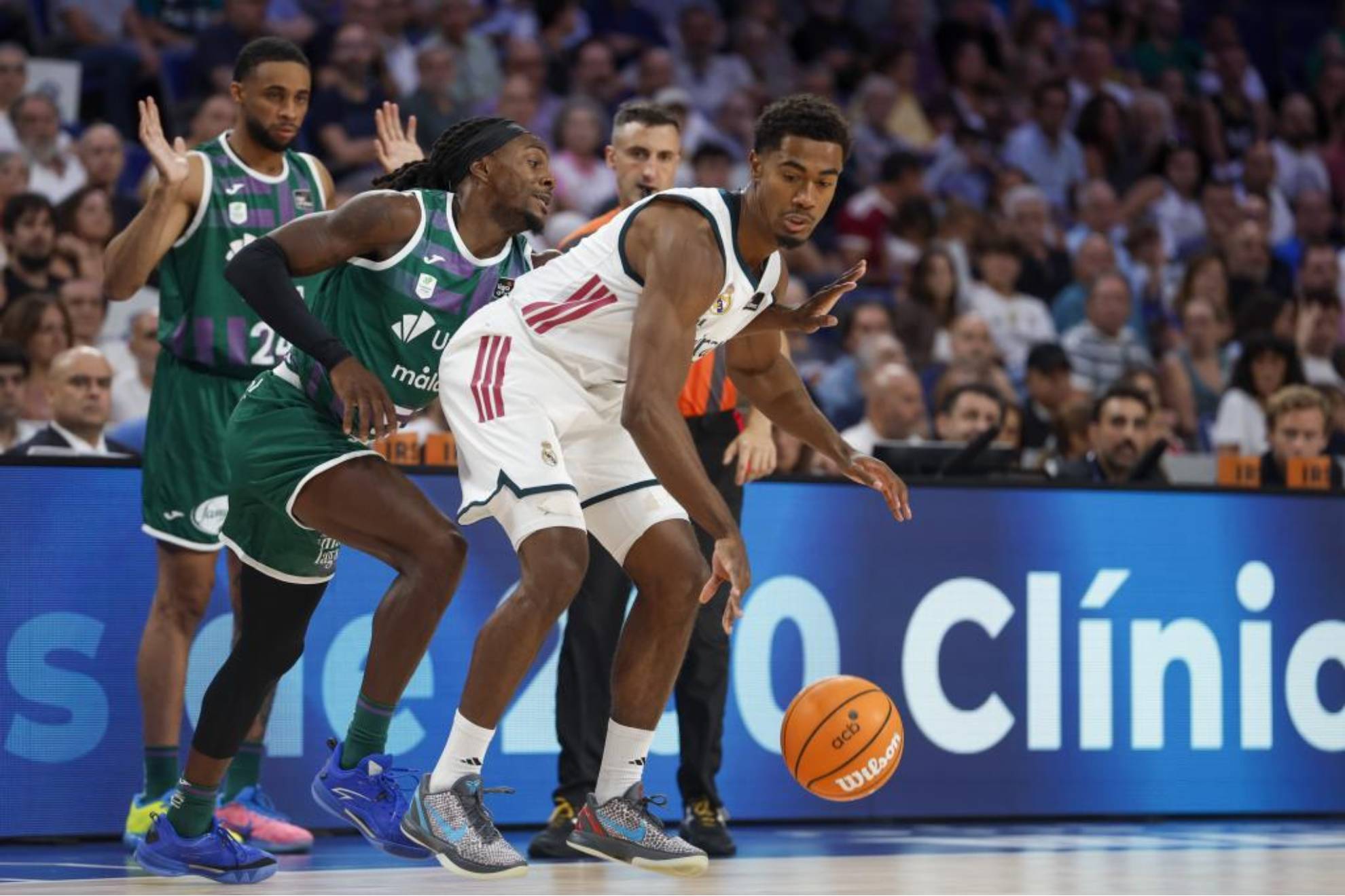 Theo Maledon protege el balón de la defensa de Kendrick Perry.