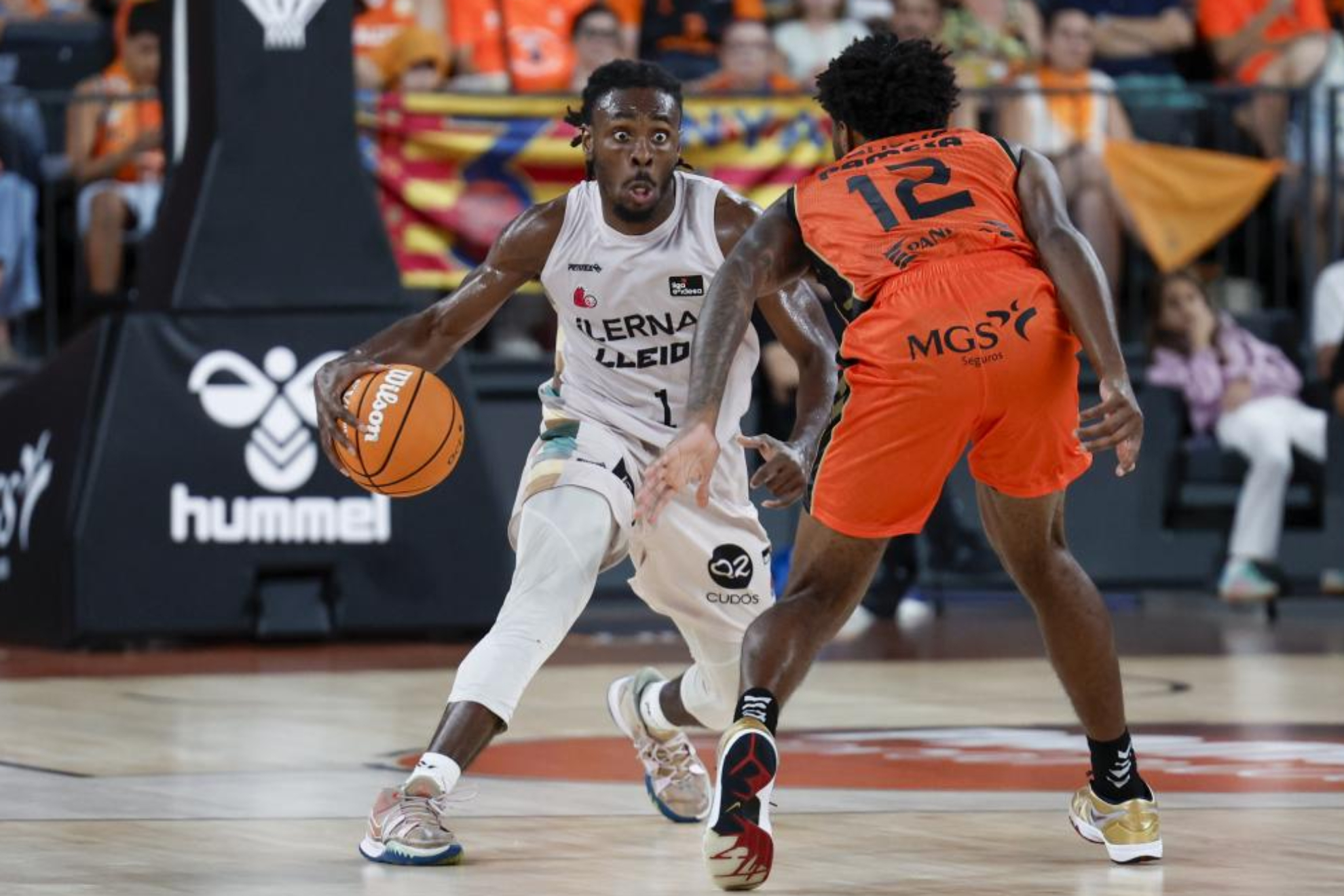 Batemon bota el balón ante Brooks. EFE.