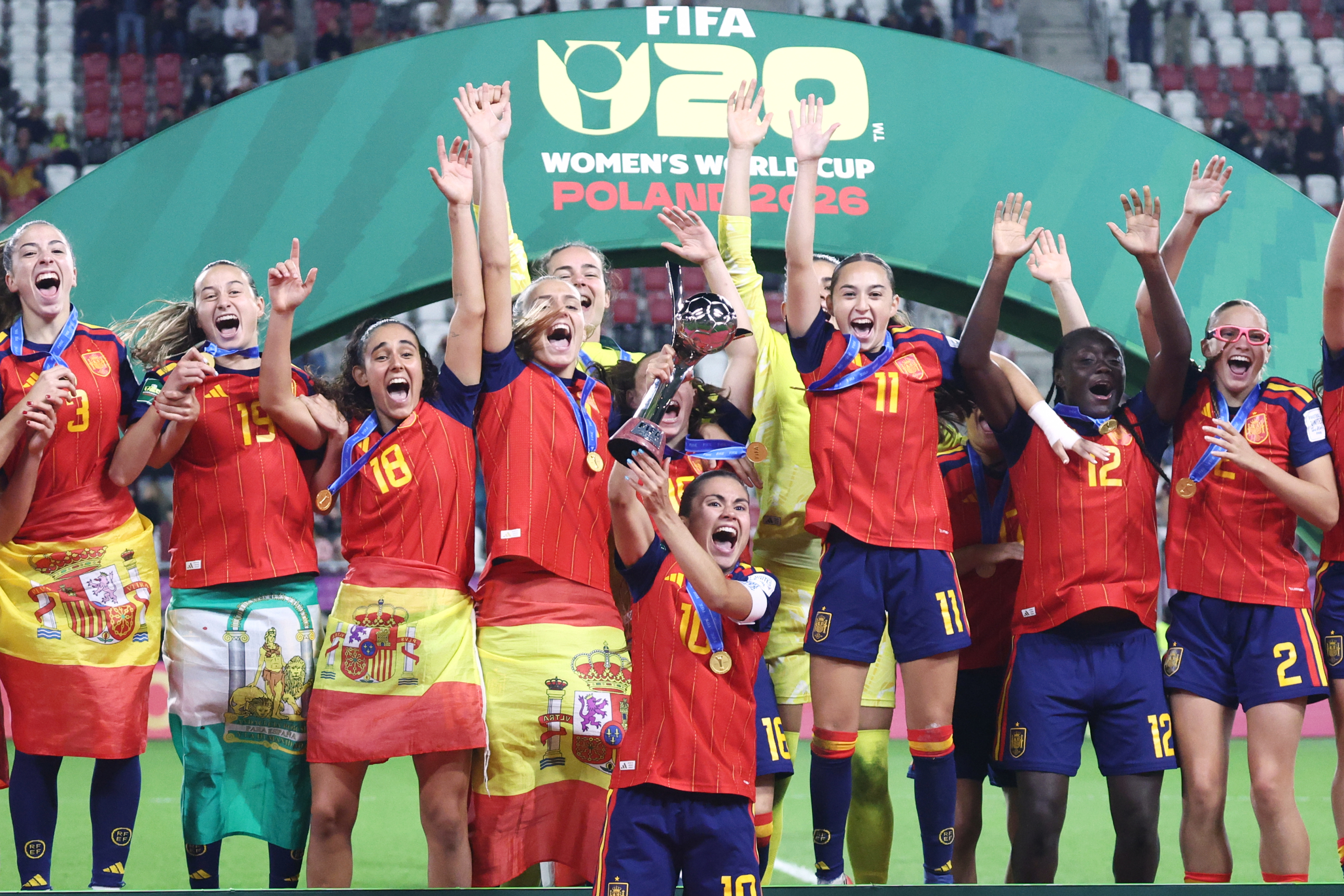 La selección femenina española sub 20 celebra sobre el podio de Polonia la conquista de su segundo Mundial. Lapresse