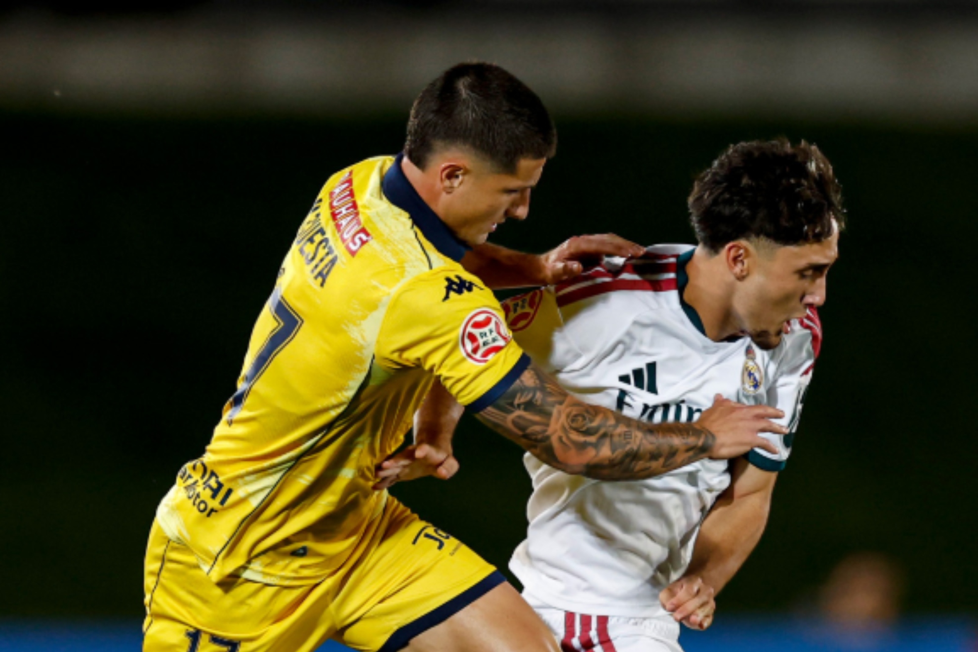 Fortea y Cuesta pugnan durante el partido. REALMADRID.COM