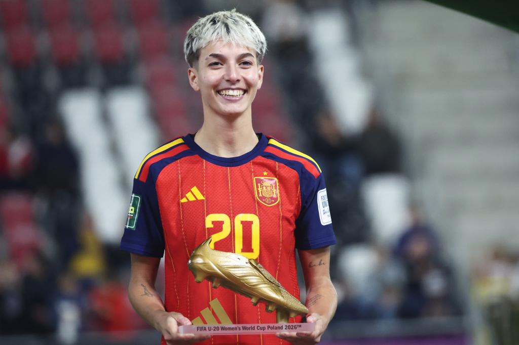 Spain's Pau Comendador poses with the Golden Boot trophy after the Women's U20 World Cup final soccer match between Spain and North Korea in Lodz, Poland, Sunday, Sept. 27, 2026. (AP Photo/Beata Zawrzel)