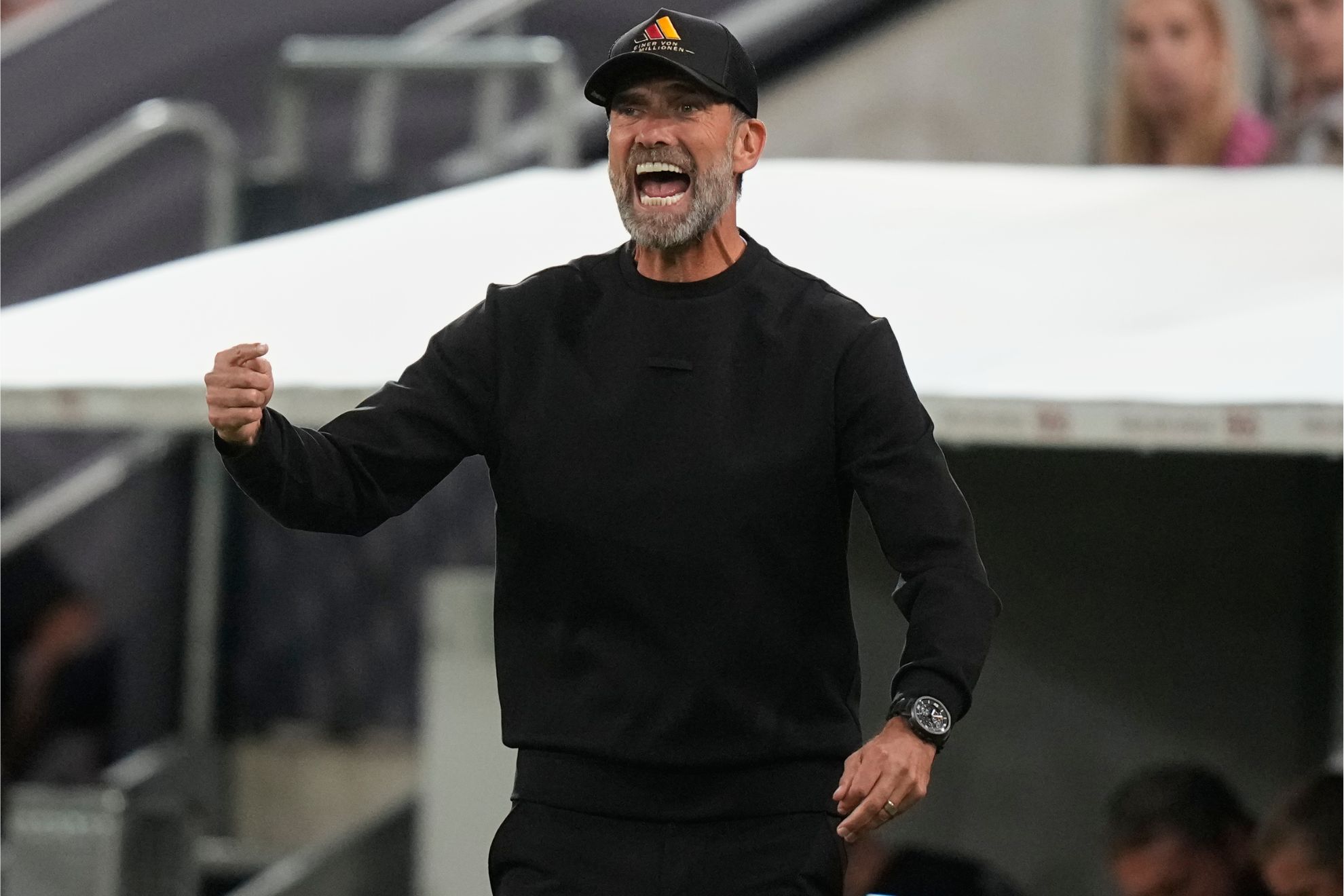 Jürgen Klopp, repartiendo instrucciones durante el partido contra Grecia