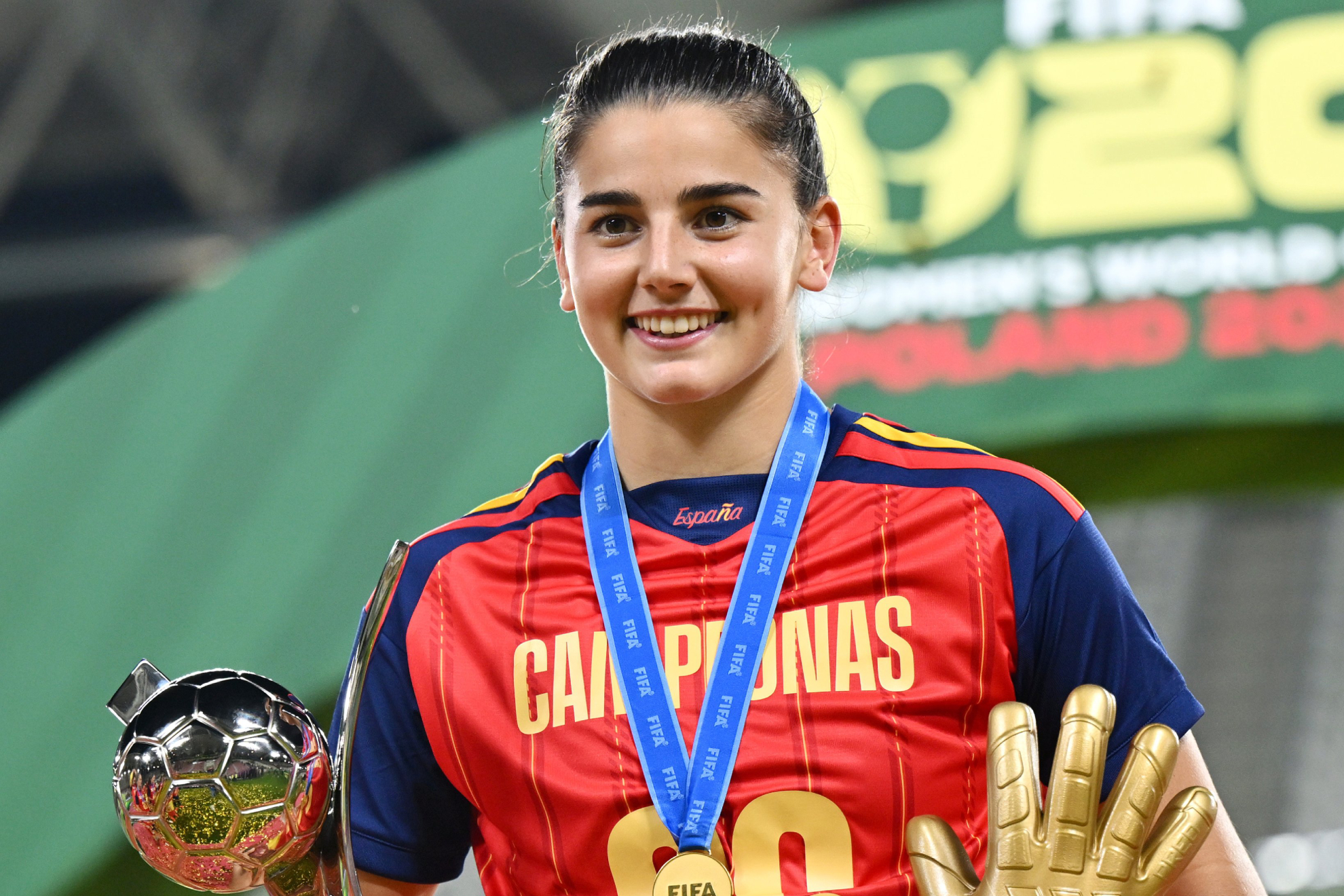 Laia López, con su Guante de Oro en el Mundial Sub'20
