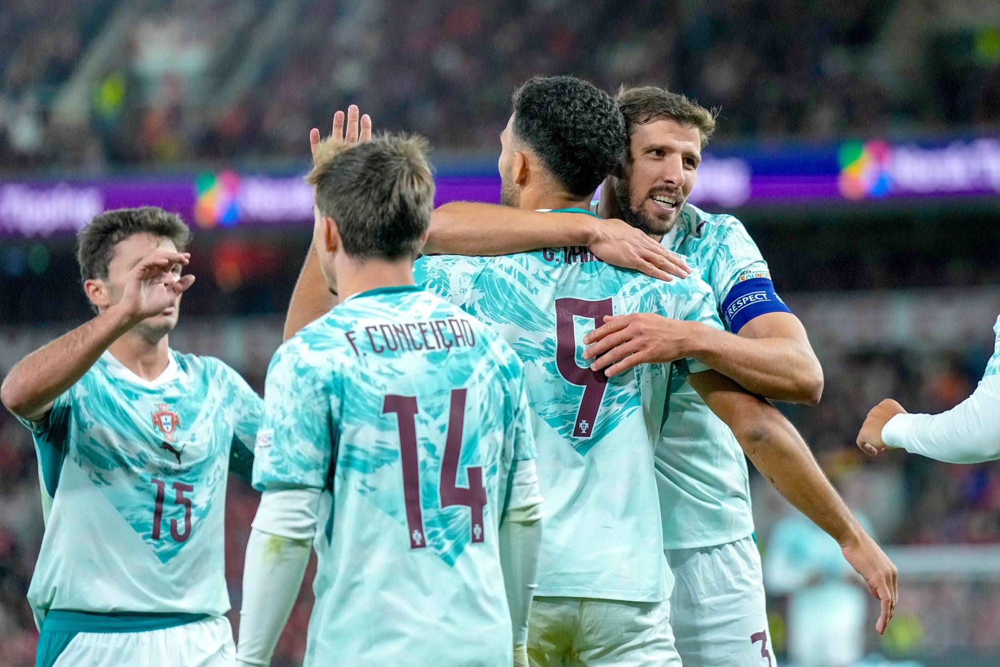 Portugal celebra un tanto ante Noruega.