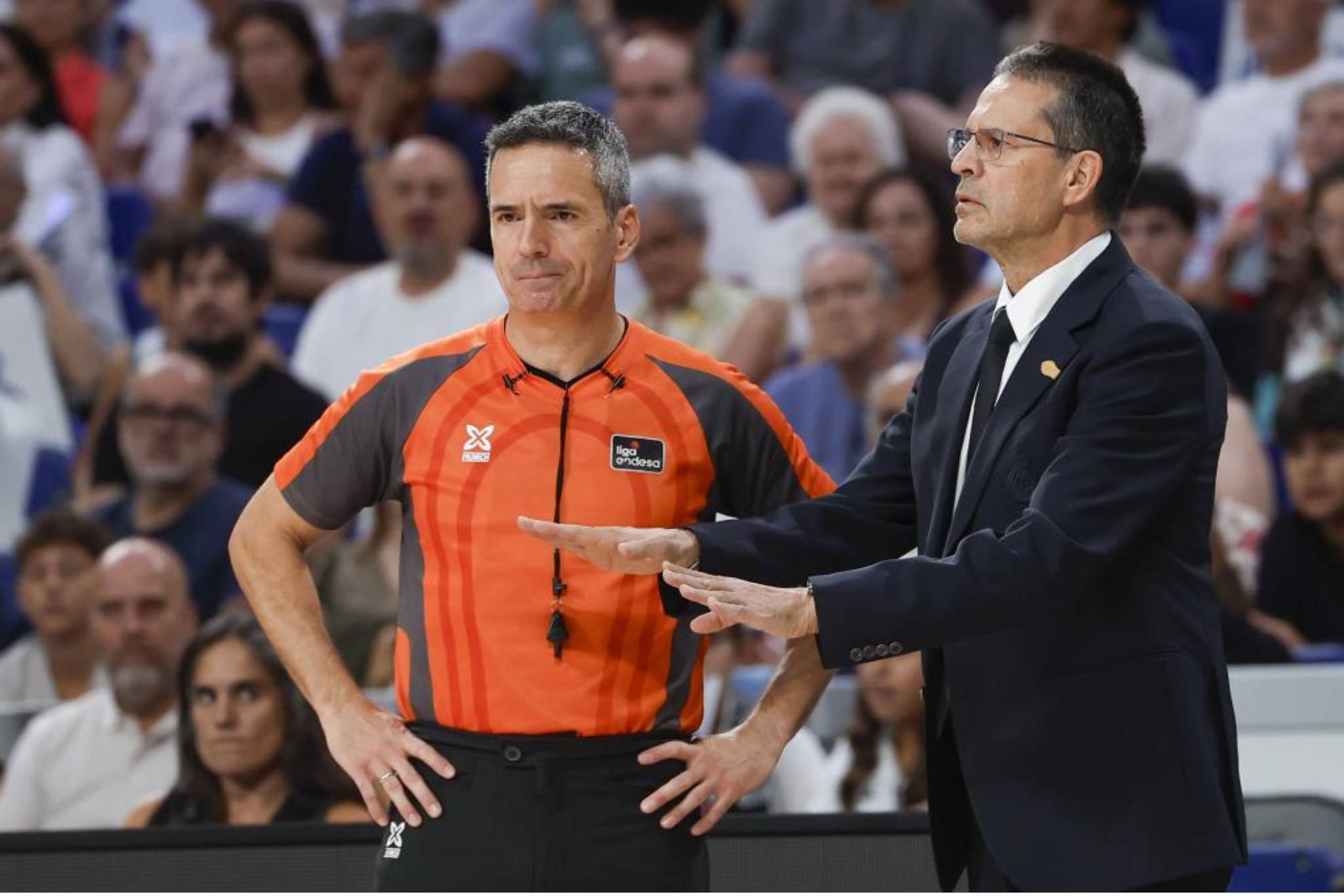 Pedro Martínez pide calma a sus jugadores. EFE