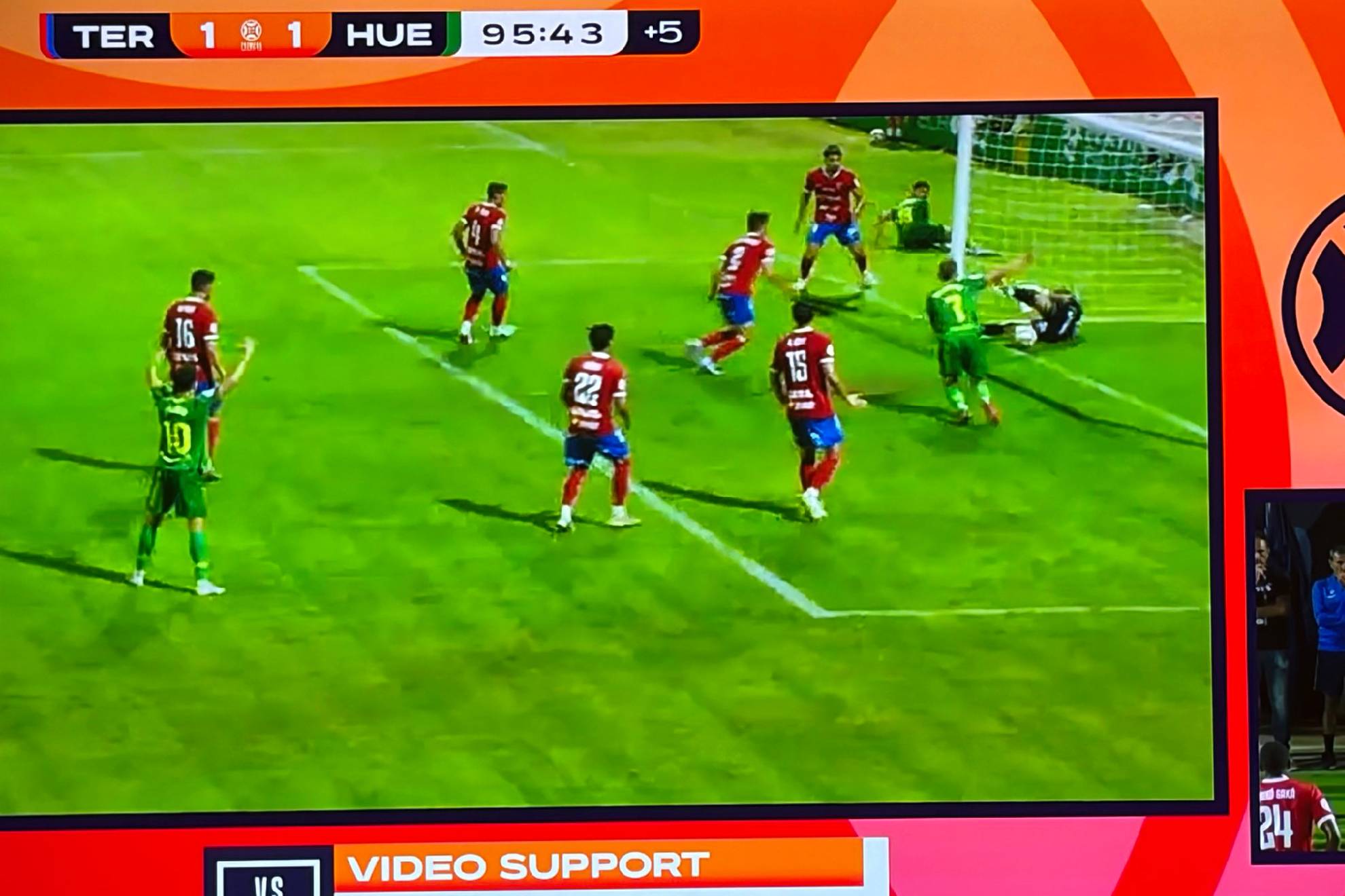 El árbitro revisó la jugada más polémica y mantuvo su decisión de no conceder el gol