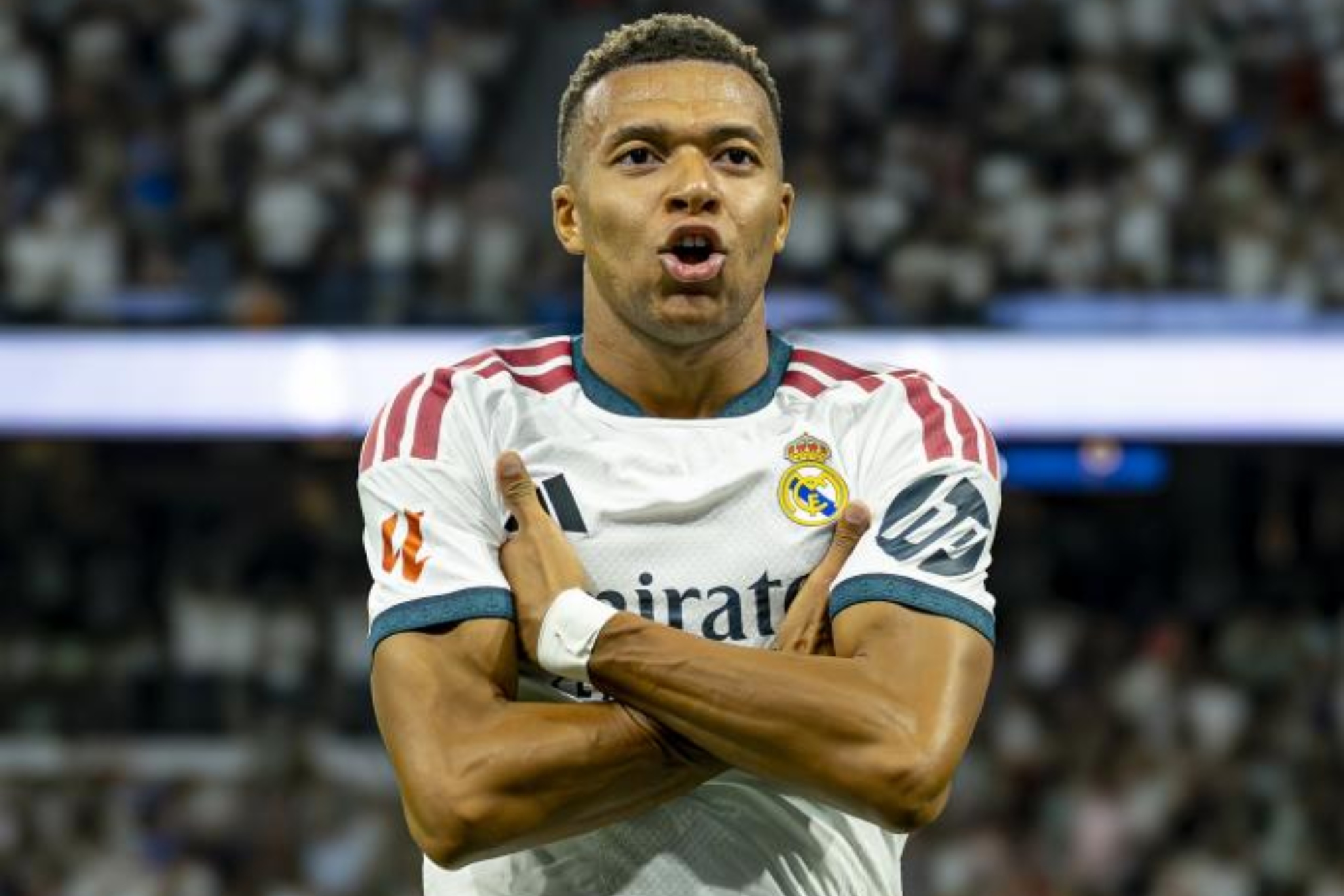 Mbappé festeja un gol cruzando los brazos. PABLO MORENO