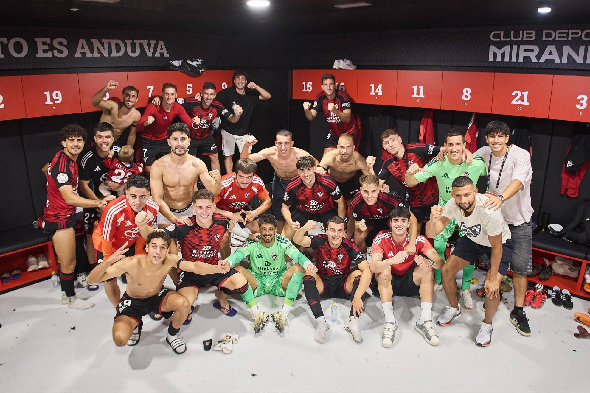 El vestuario de Anduva fue una fiesta tras la victoria ante Unionistas