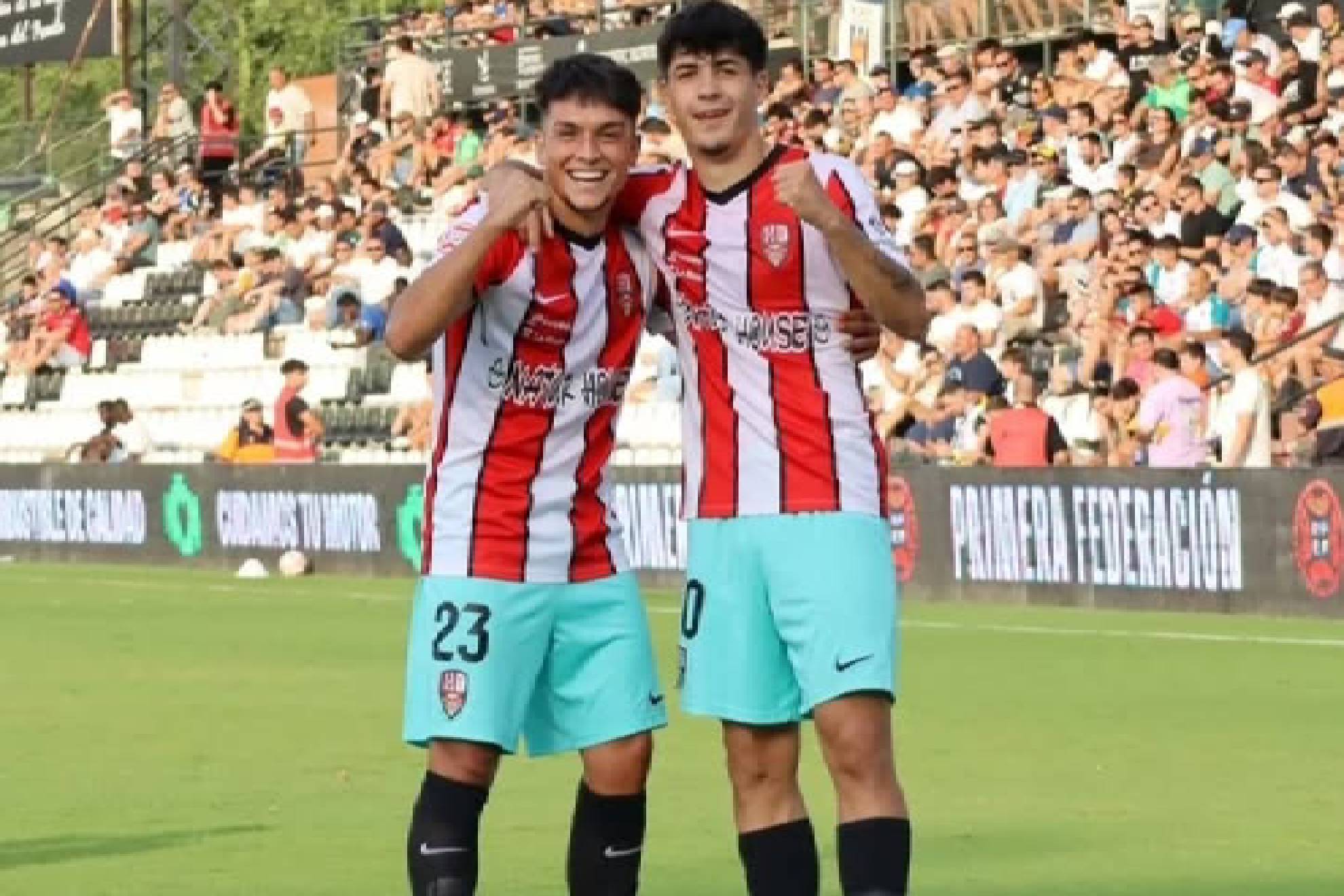 Los jugadores celebran la victoria en el Romano que les da el liderato