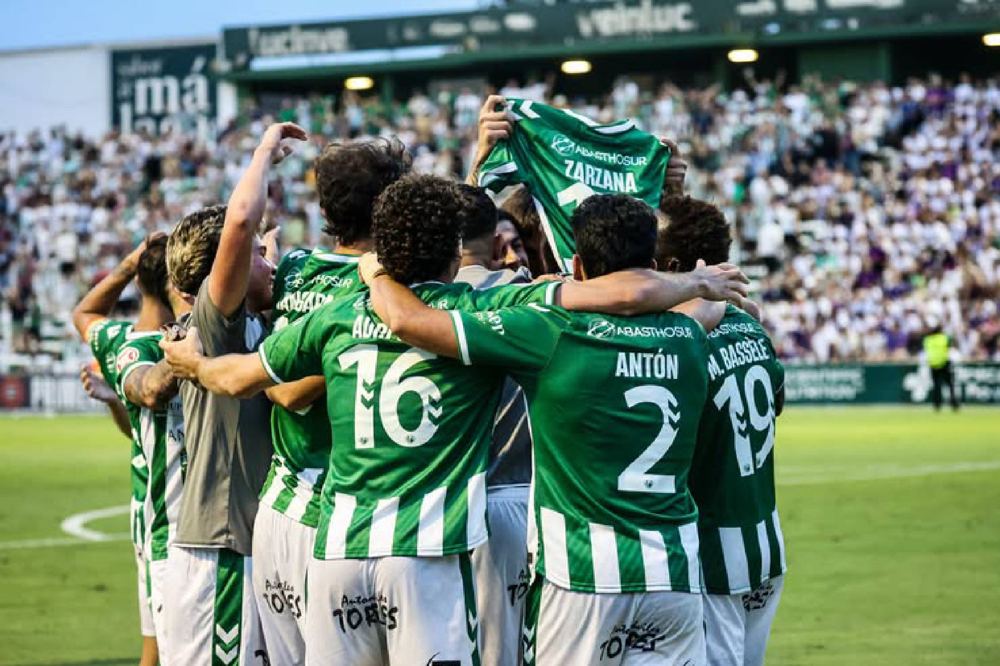 Piña de los jugadores del Antequera tras su clara victoria ante el Real Jaén