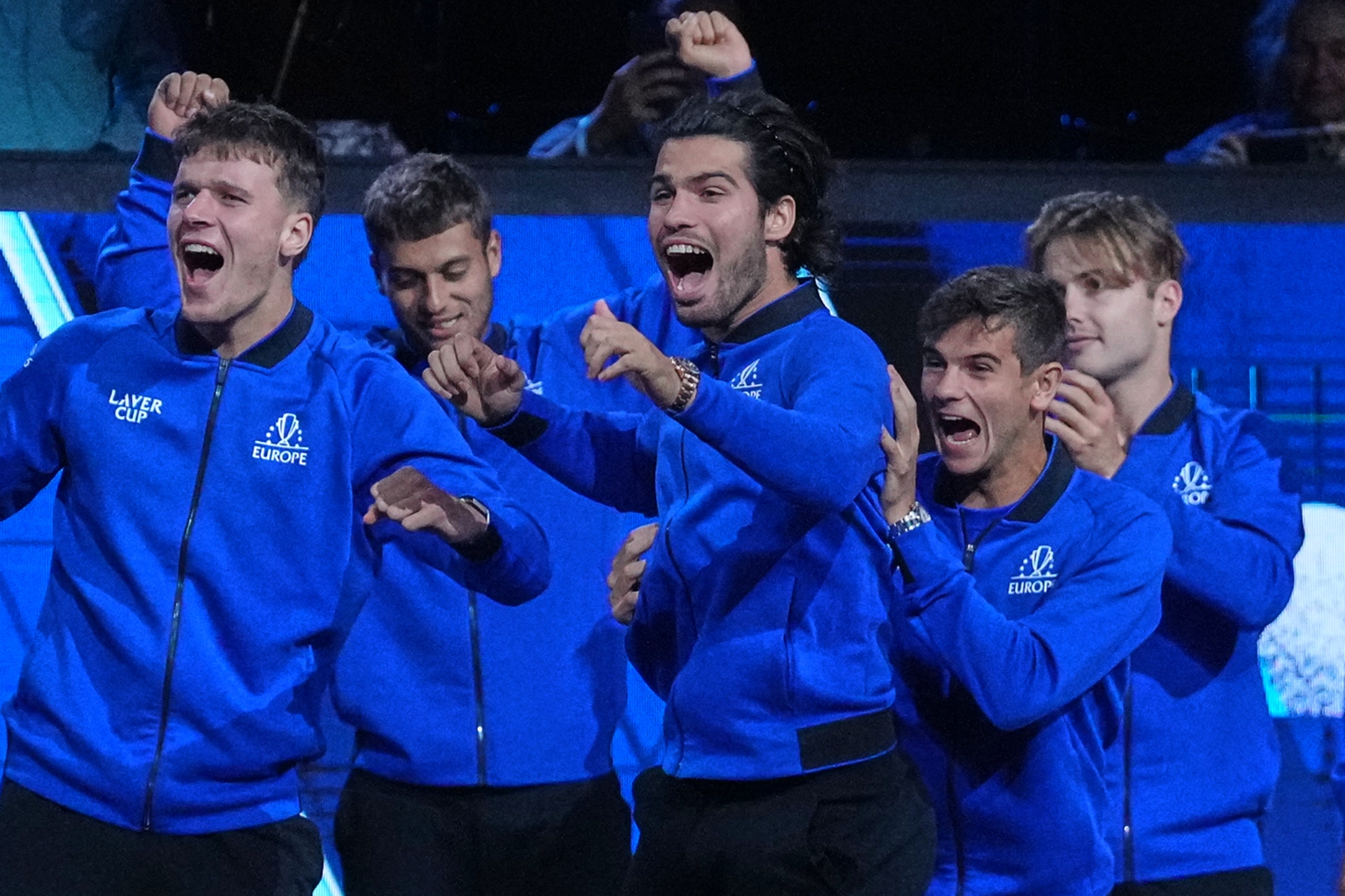 Alcaraz celebra la Laver Cup con el equipo de Europa.