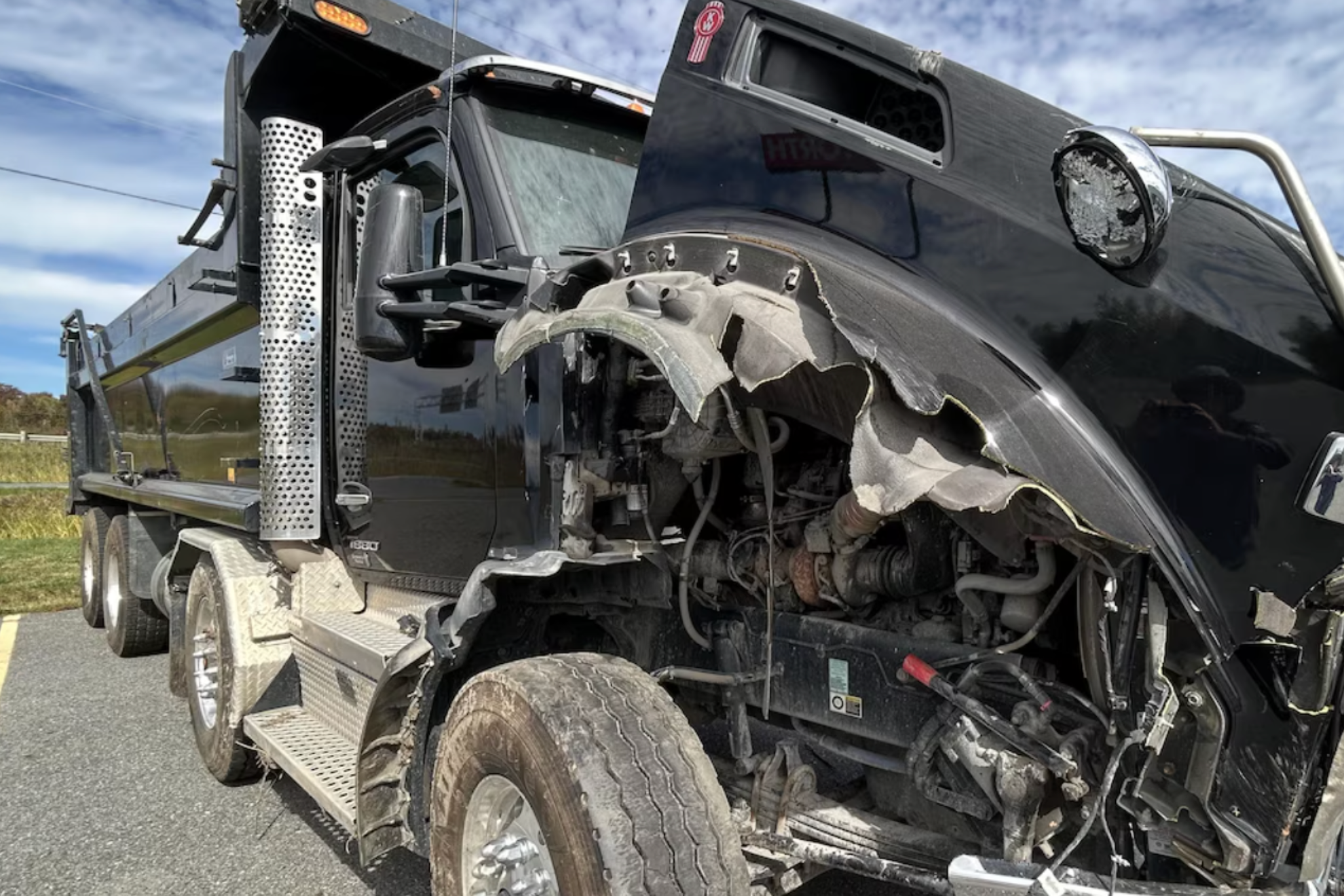 Asi quedo el camion tras colisionar con un arbol Radio-Canada