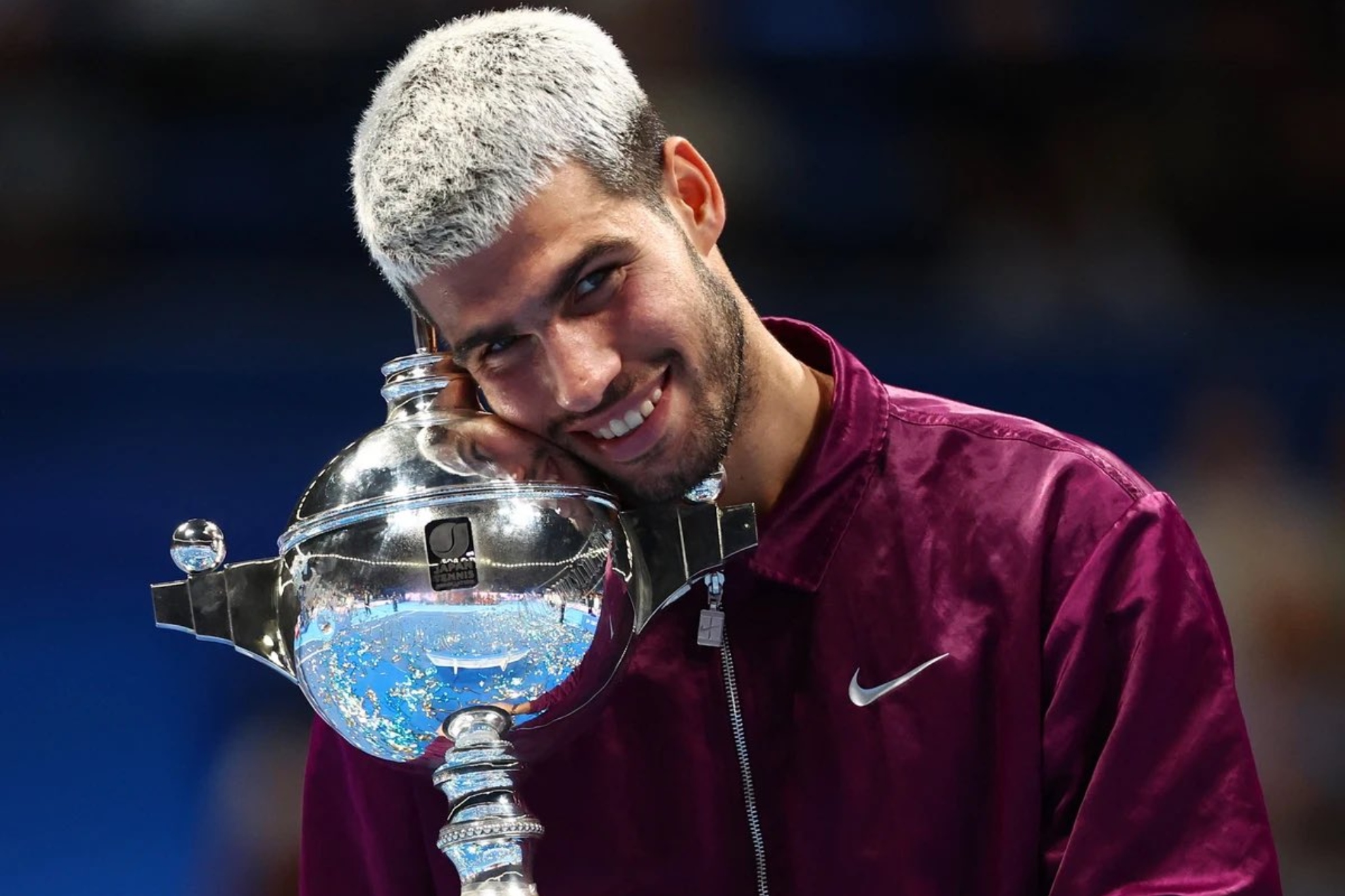 Alcaraz, con el trofeo de Tokio 2025.