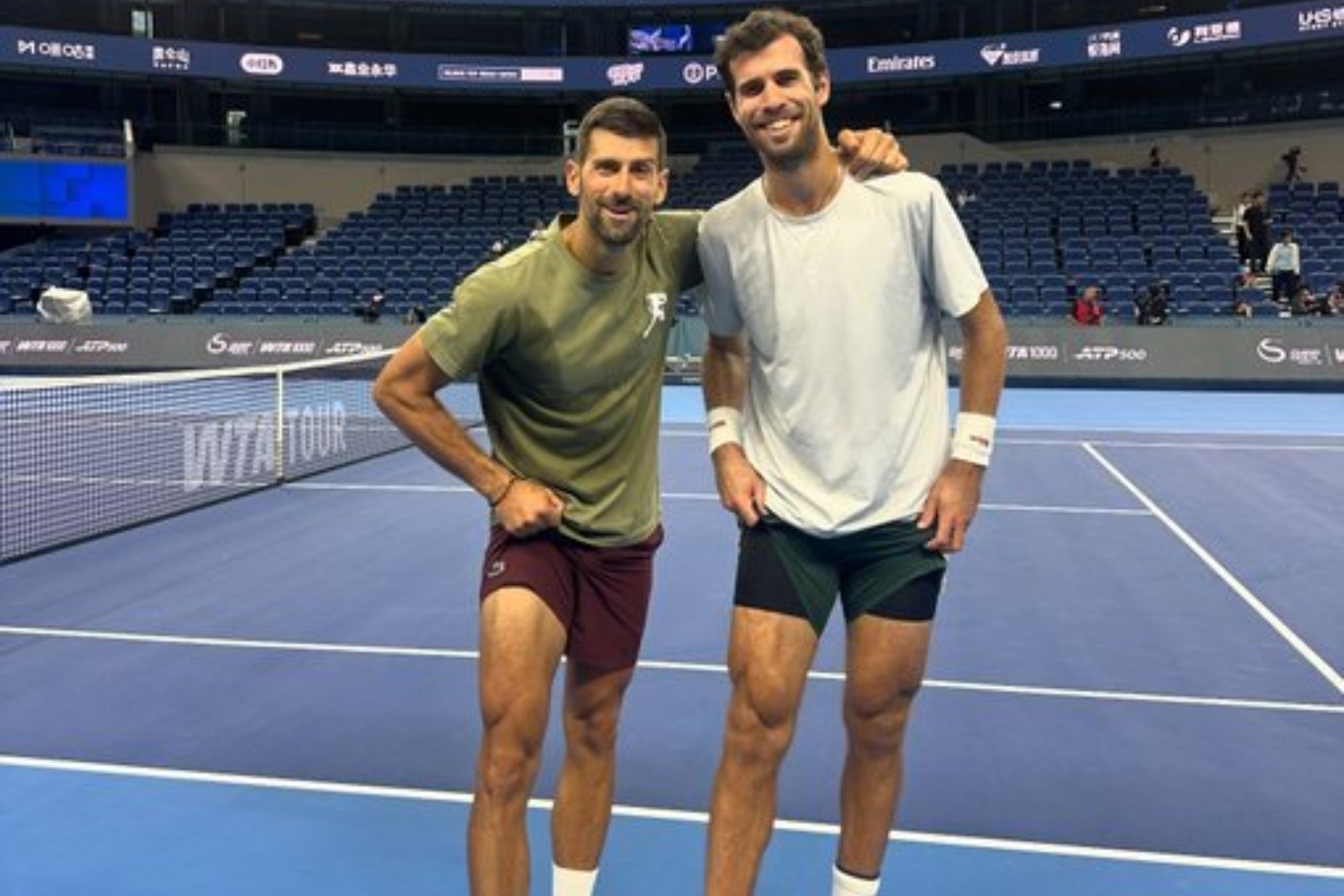 Djokovic presume de pierna al lado de Khachanov.