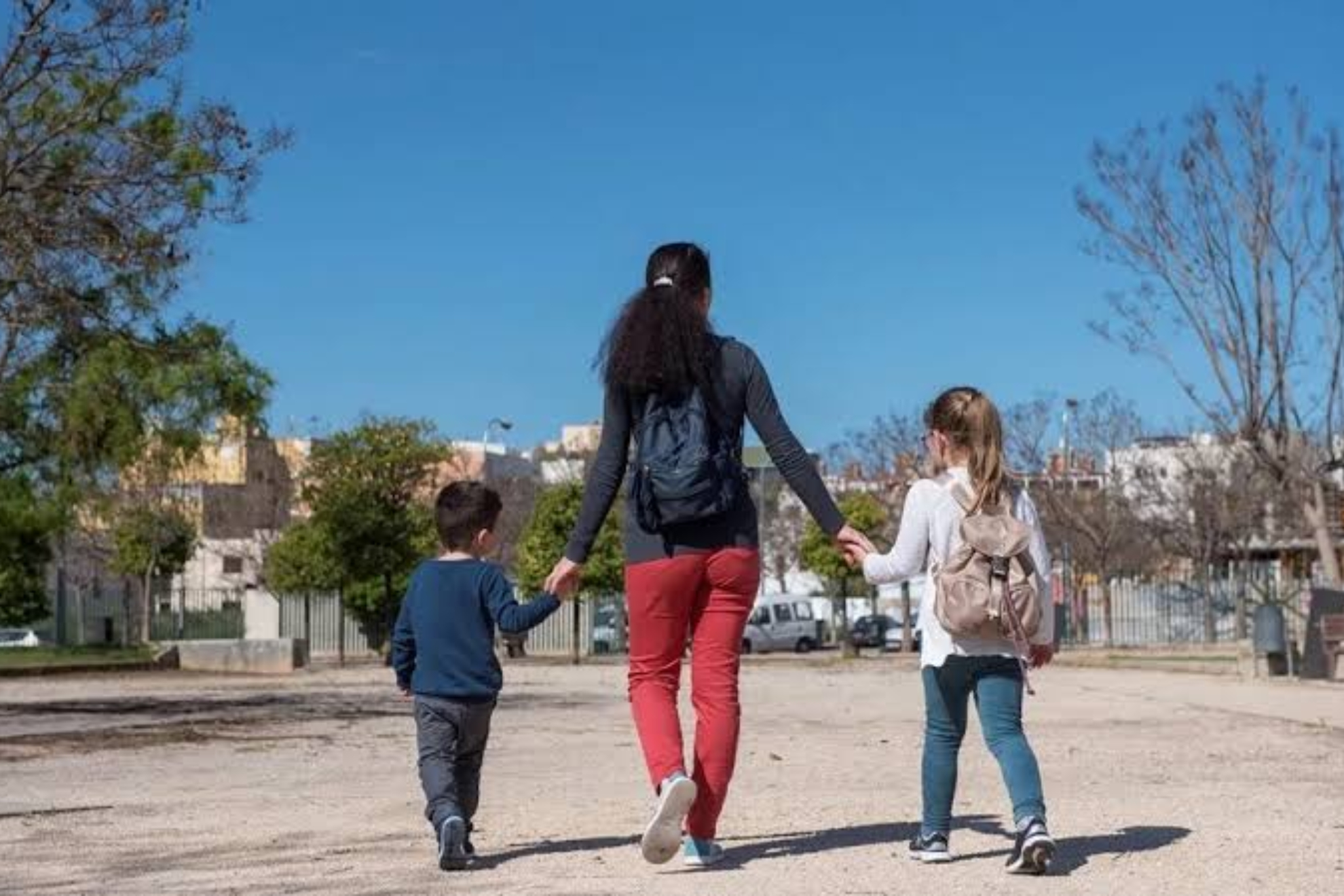 Madre junto a sus hijos,foto archivo EFE