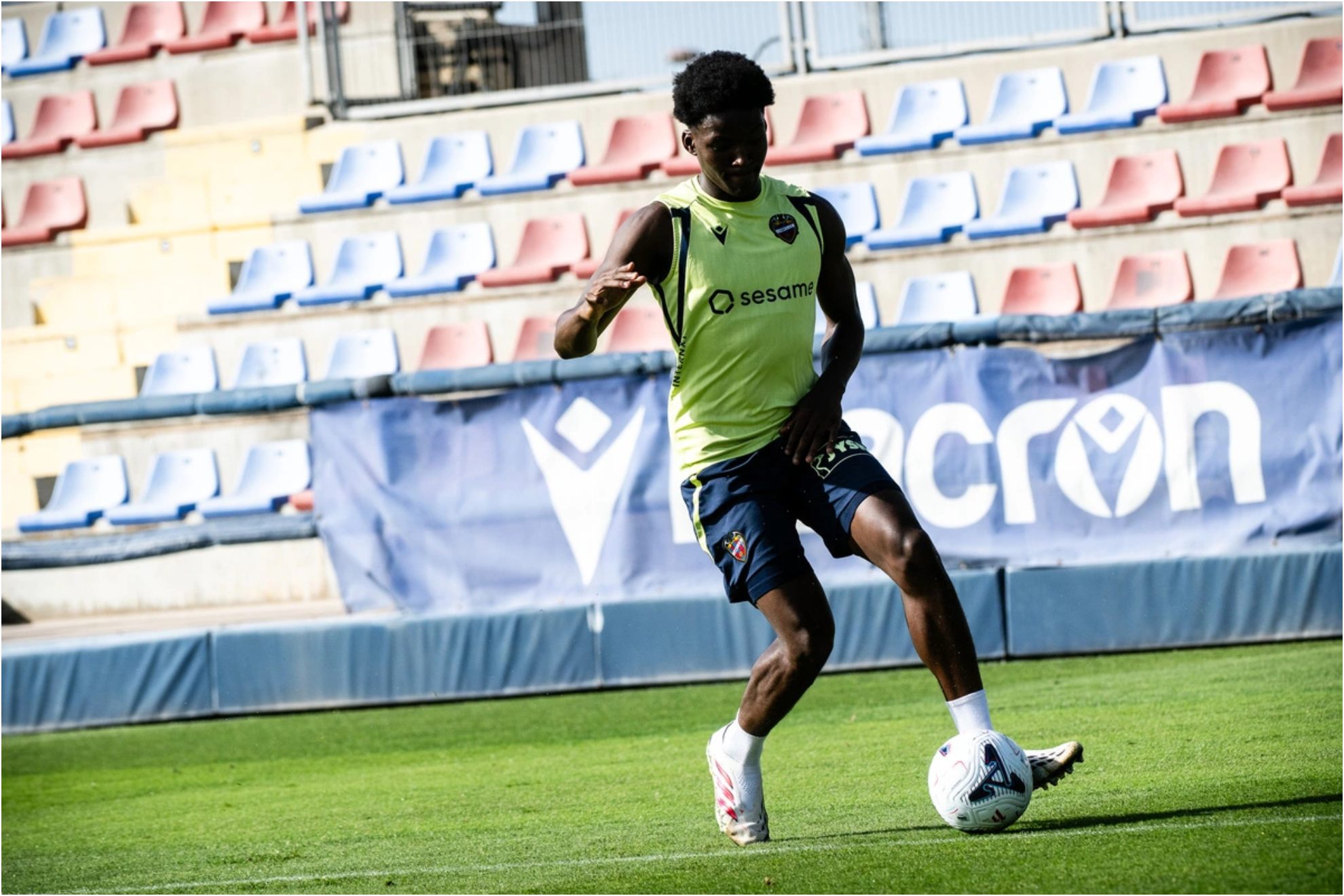 Axel Tapé, entrenando con el Levante. LEVANTE UD
