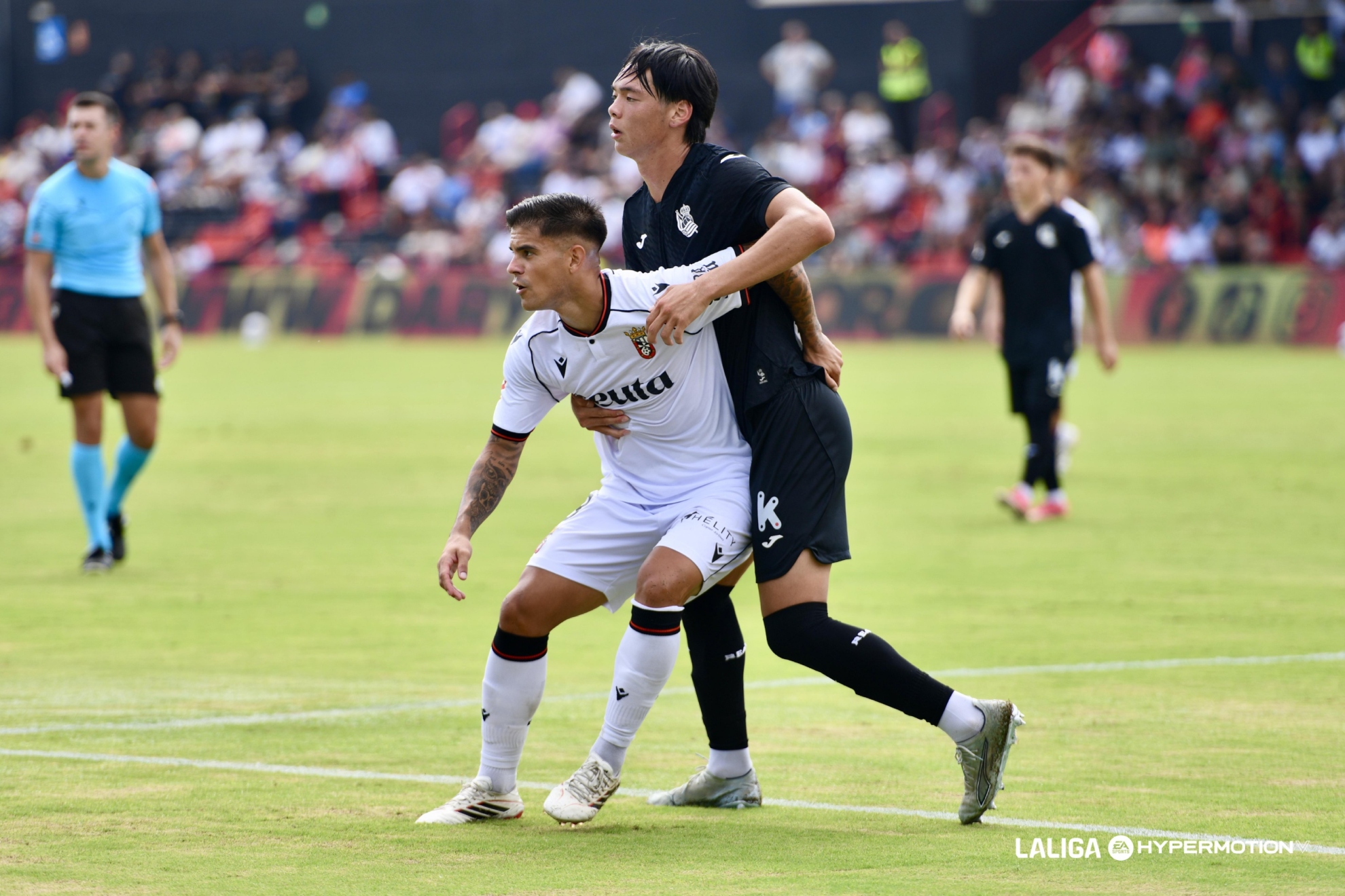 Kazunari Kita defiende a un futbolista del Ceuta el sábado pasado. LALIGA